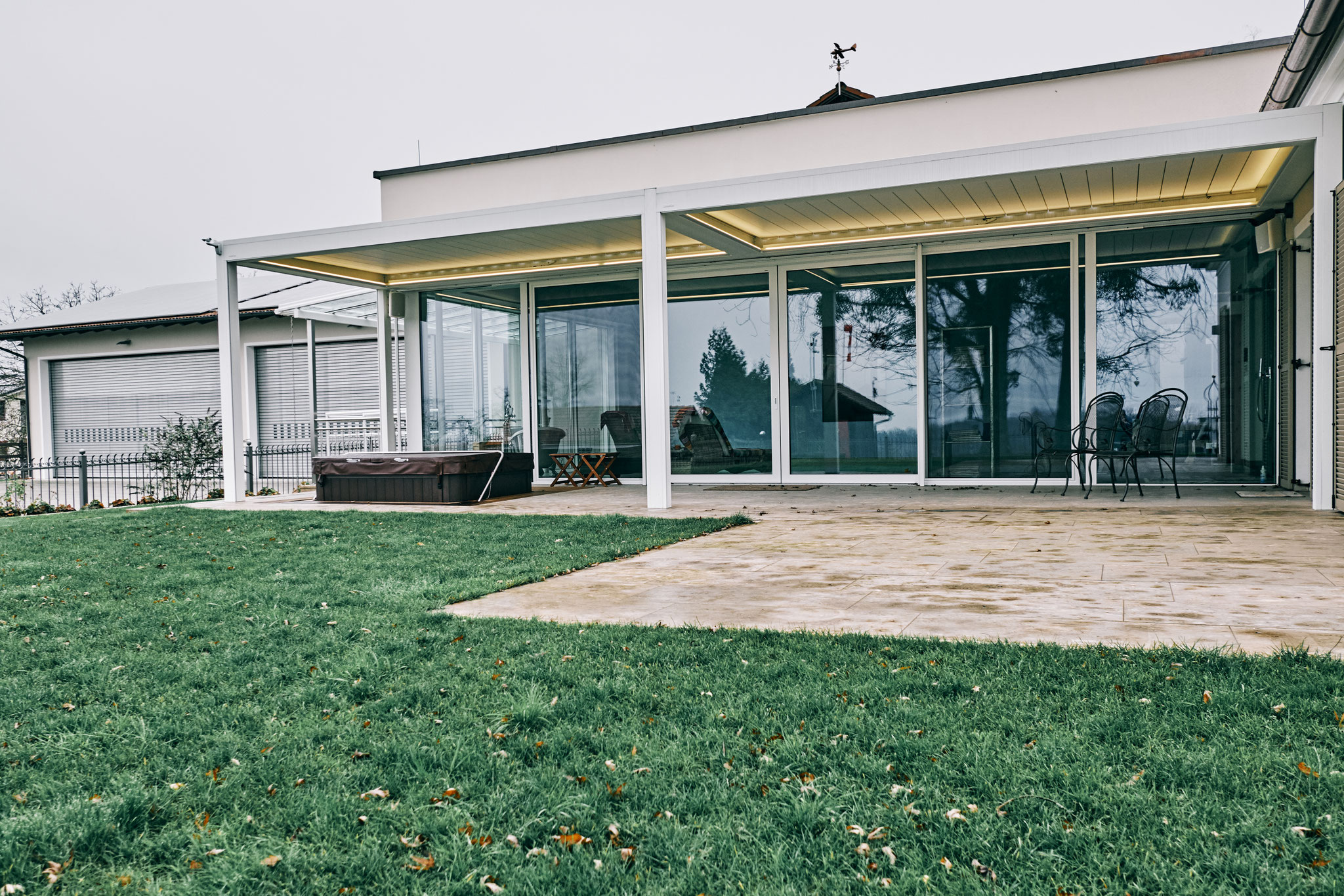 Lamellendach Referenz in Niederbayern weißes Terrassendach Deggendorf