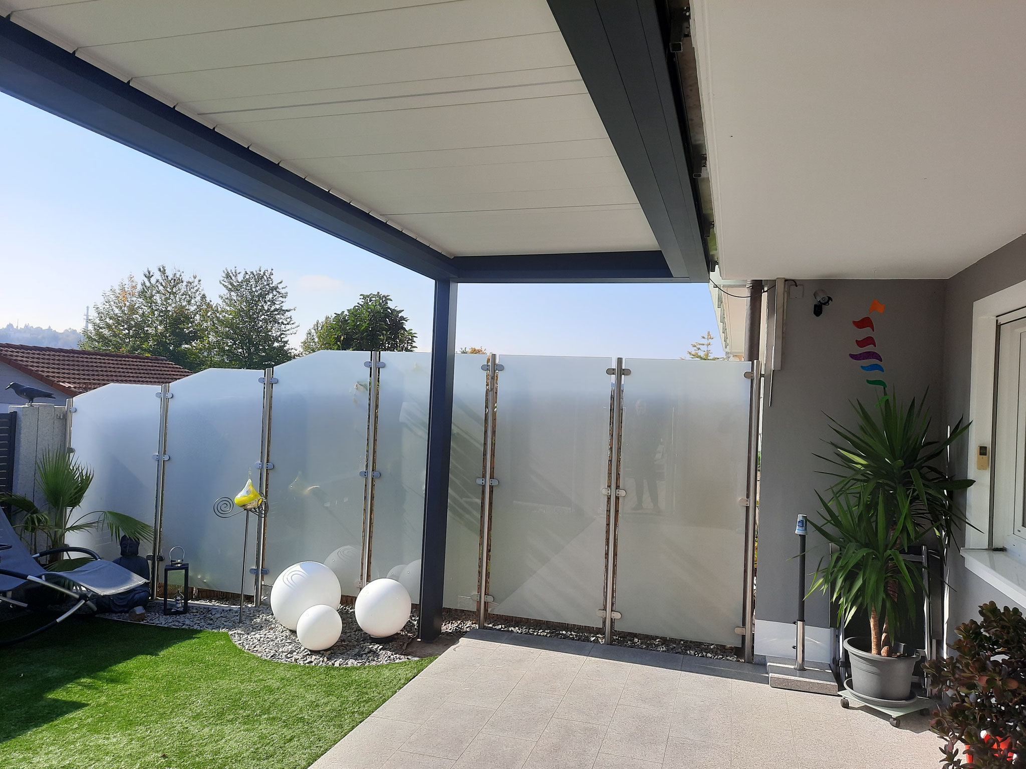 schmale Pergola als Balkon Verlängerung in Vorgarten in München
