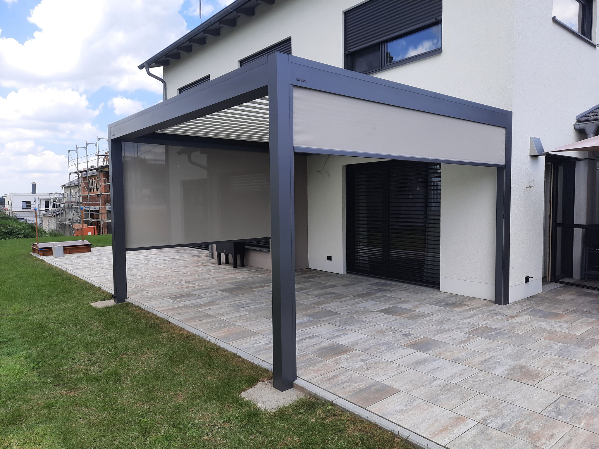 graue Pergola mit weißen Lamellen auf Terrasse in Niederbayern