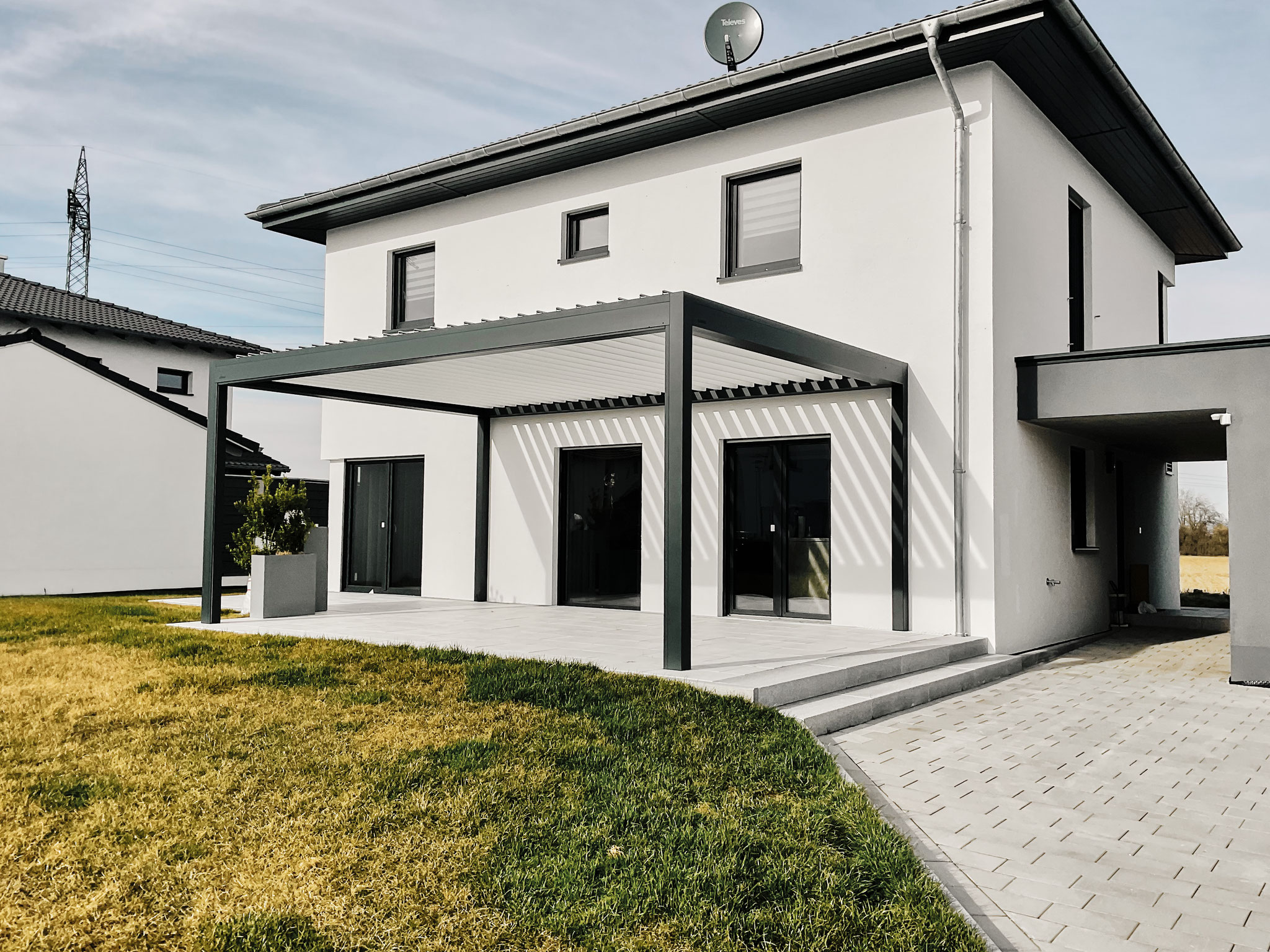 Lamellendach in zwei Farben mit LED Beleuchtung und Screen in Dingolfing