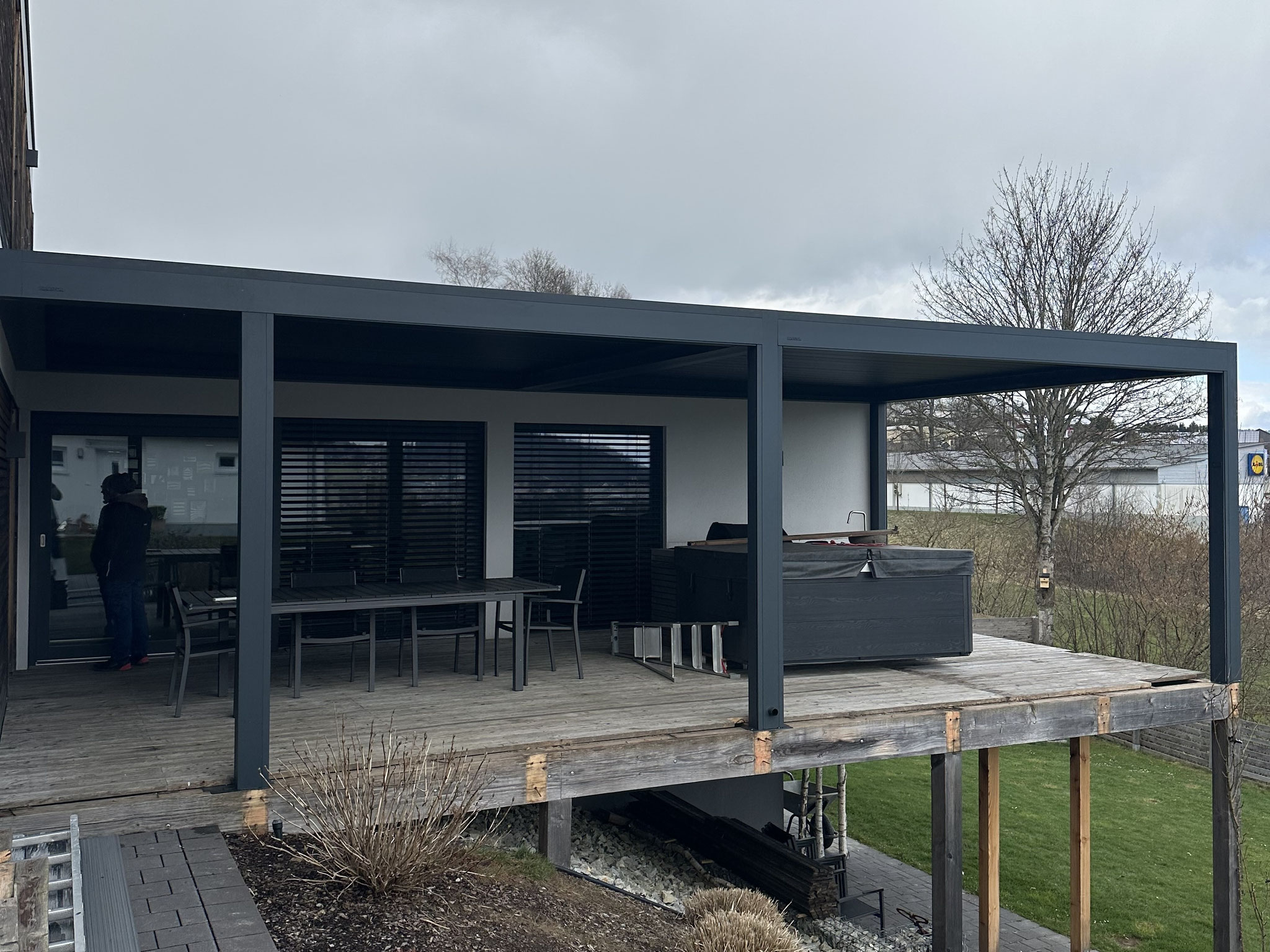 Pergola mit Lamellen auf großer Terrasse in Freyung Grafenau