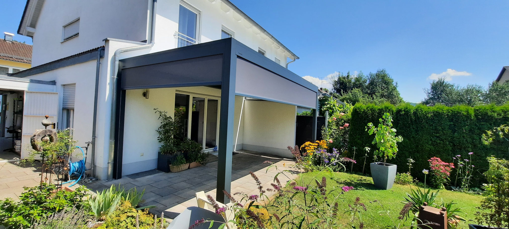 Terrassenüberdachung mit senkrecht Markisen Zip Screens in Deggendorf