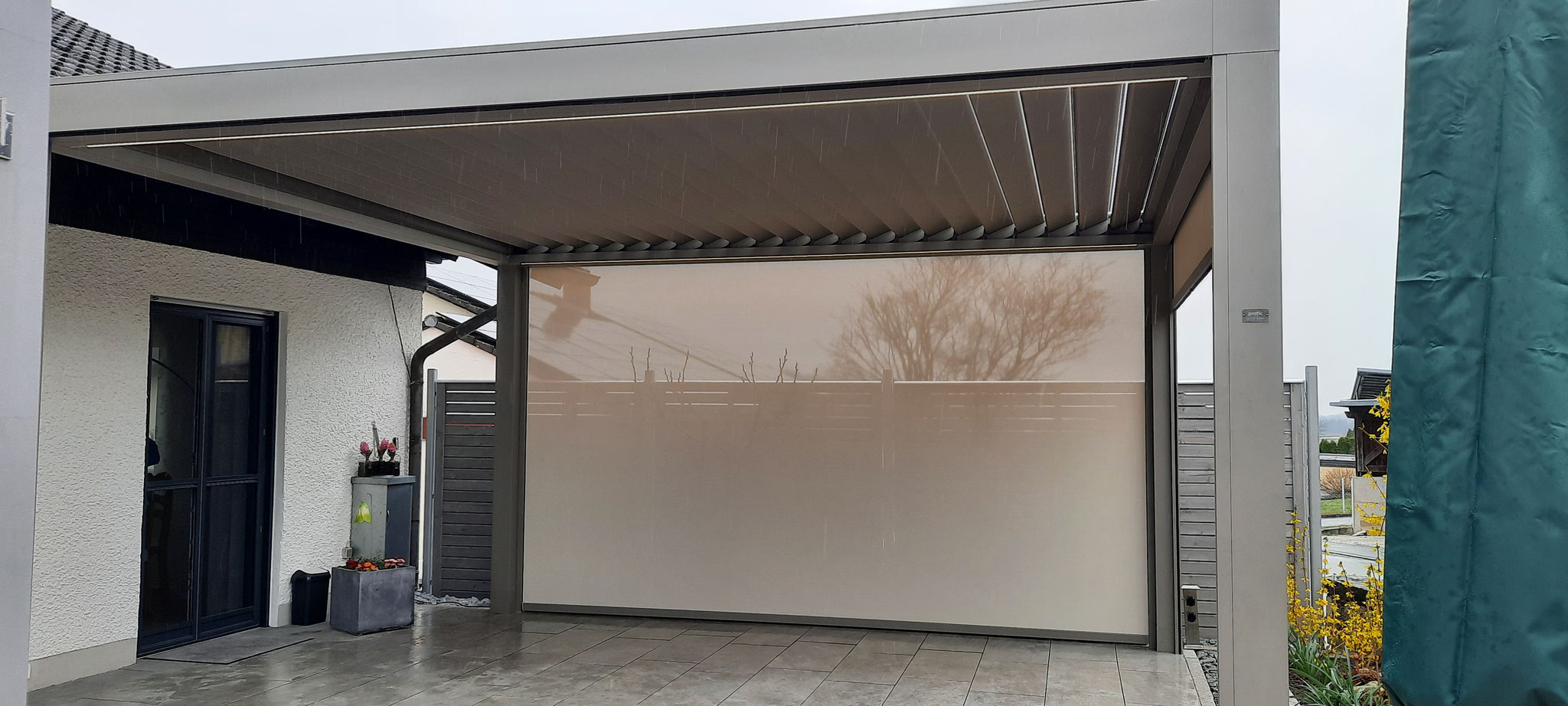 Sichtschutz, Beschattung, Sonnenschutz mit Zip Screen an Terrassendach