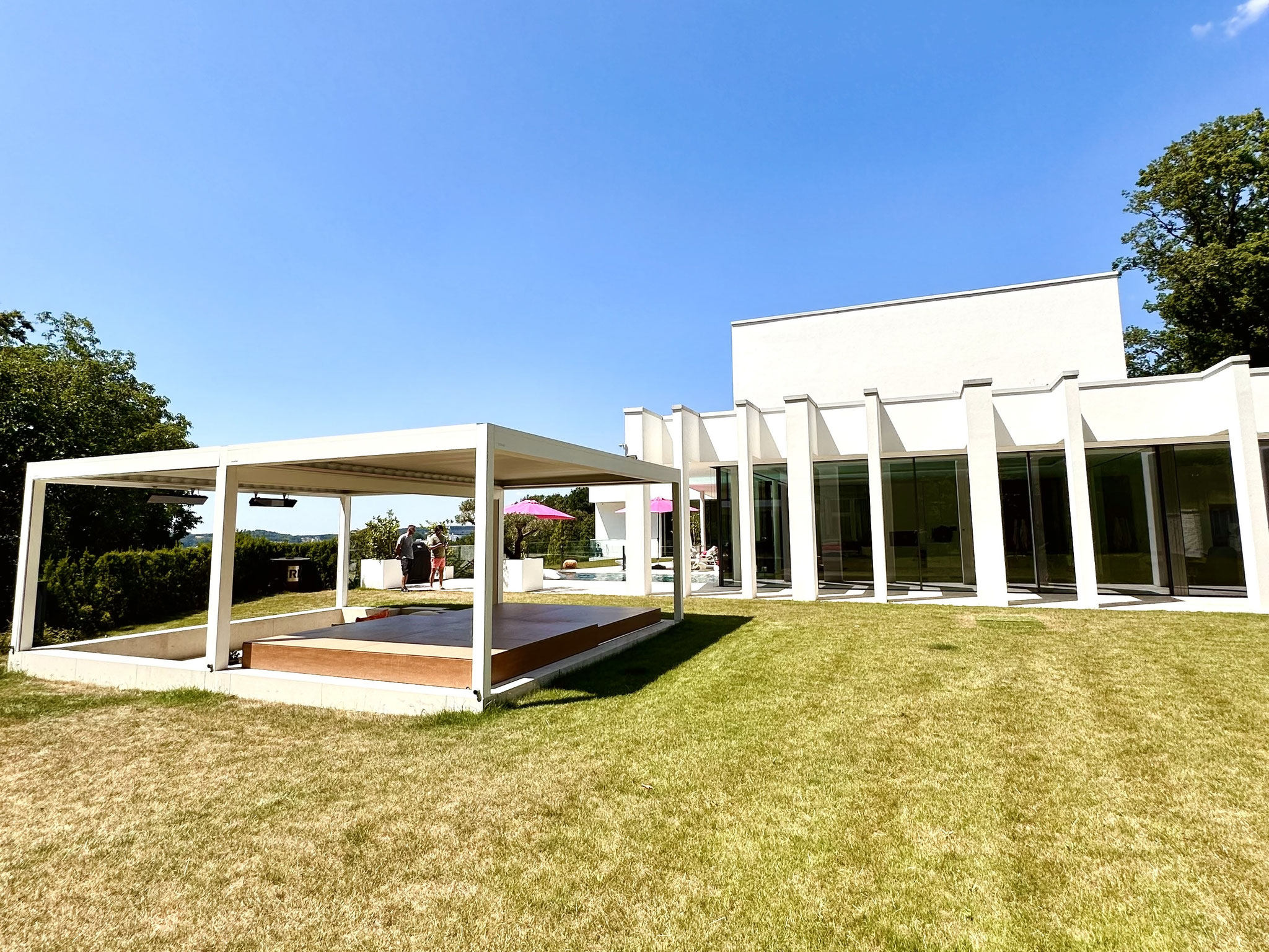 große moderne freistehende Pergola in weiß