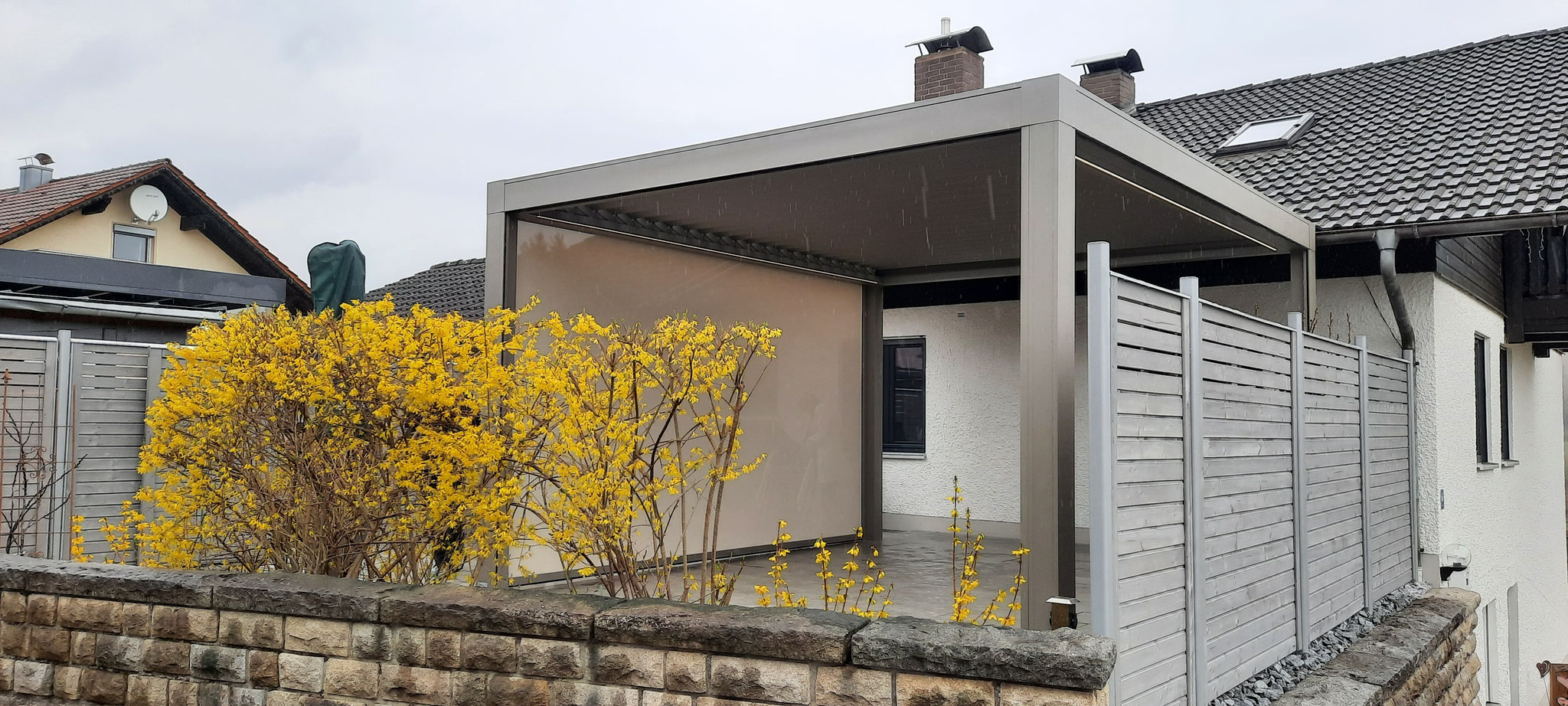 Bioklimatische Pergola als Sonnenschutz für Terrasse