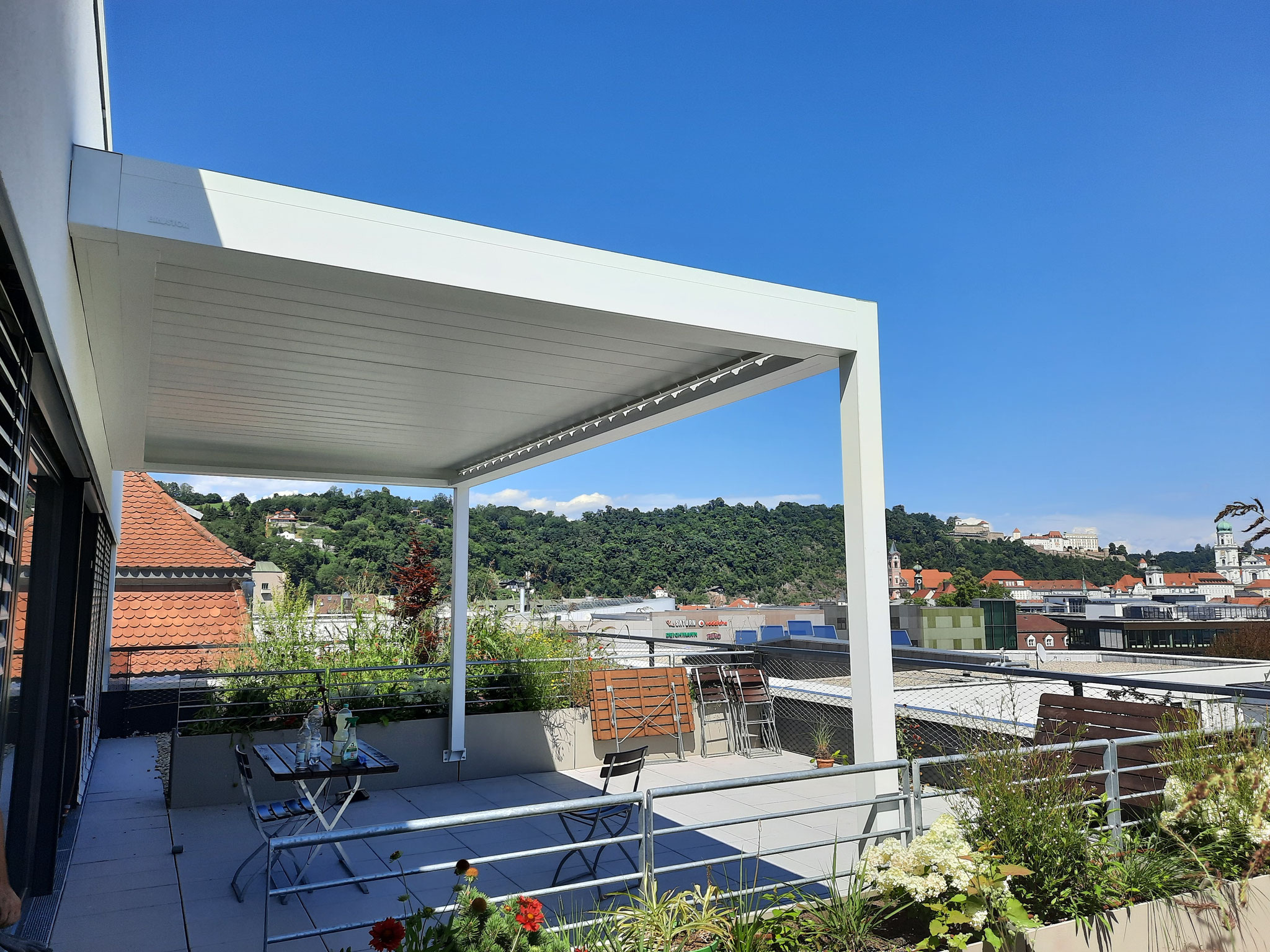 weiße Terrassenüberdachung mit Lamellen auf Dachterrasse in Passau
