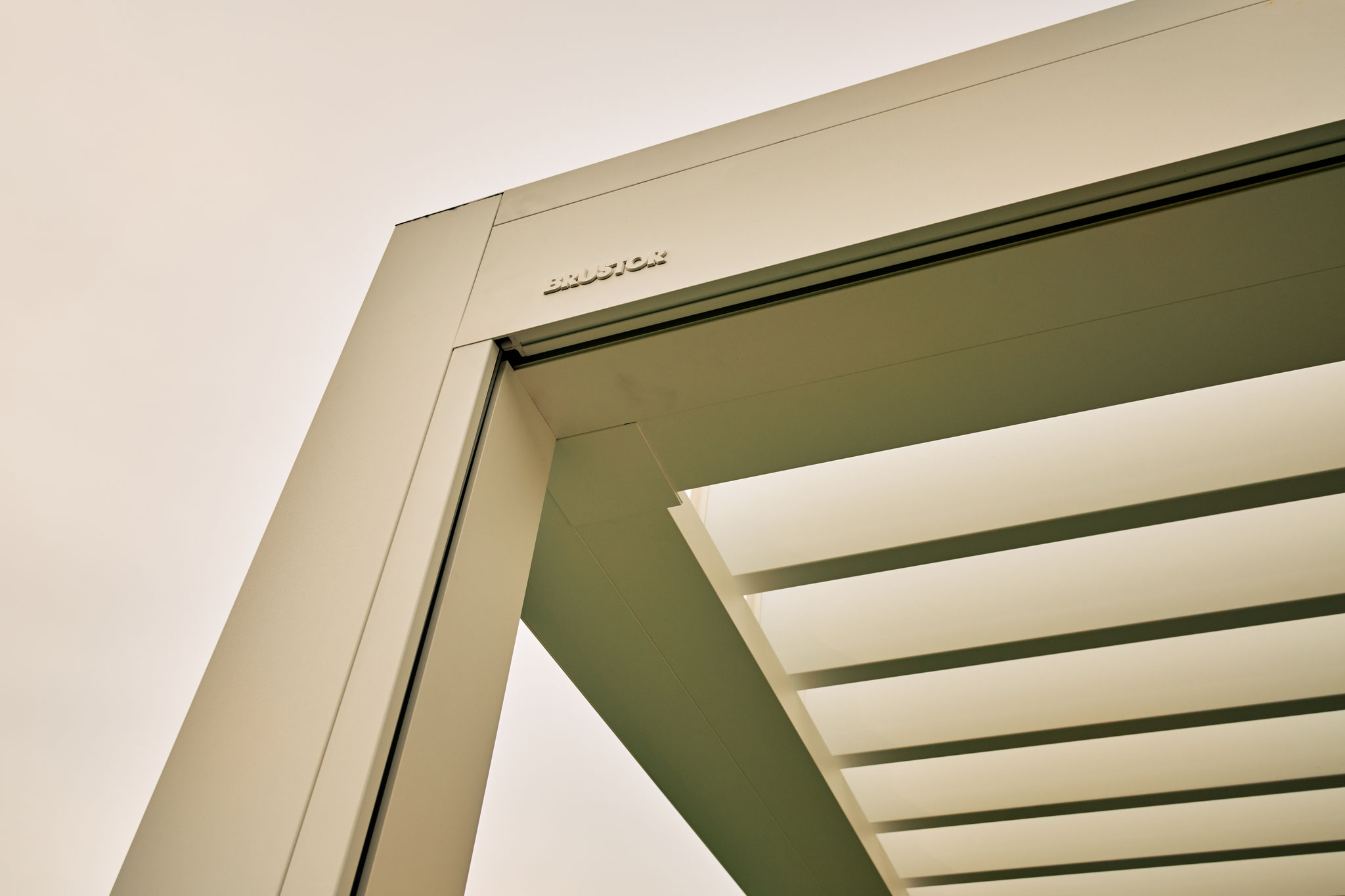 weiße Pergola mit Lamellen und Zip Screens in Eging am See