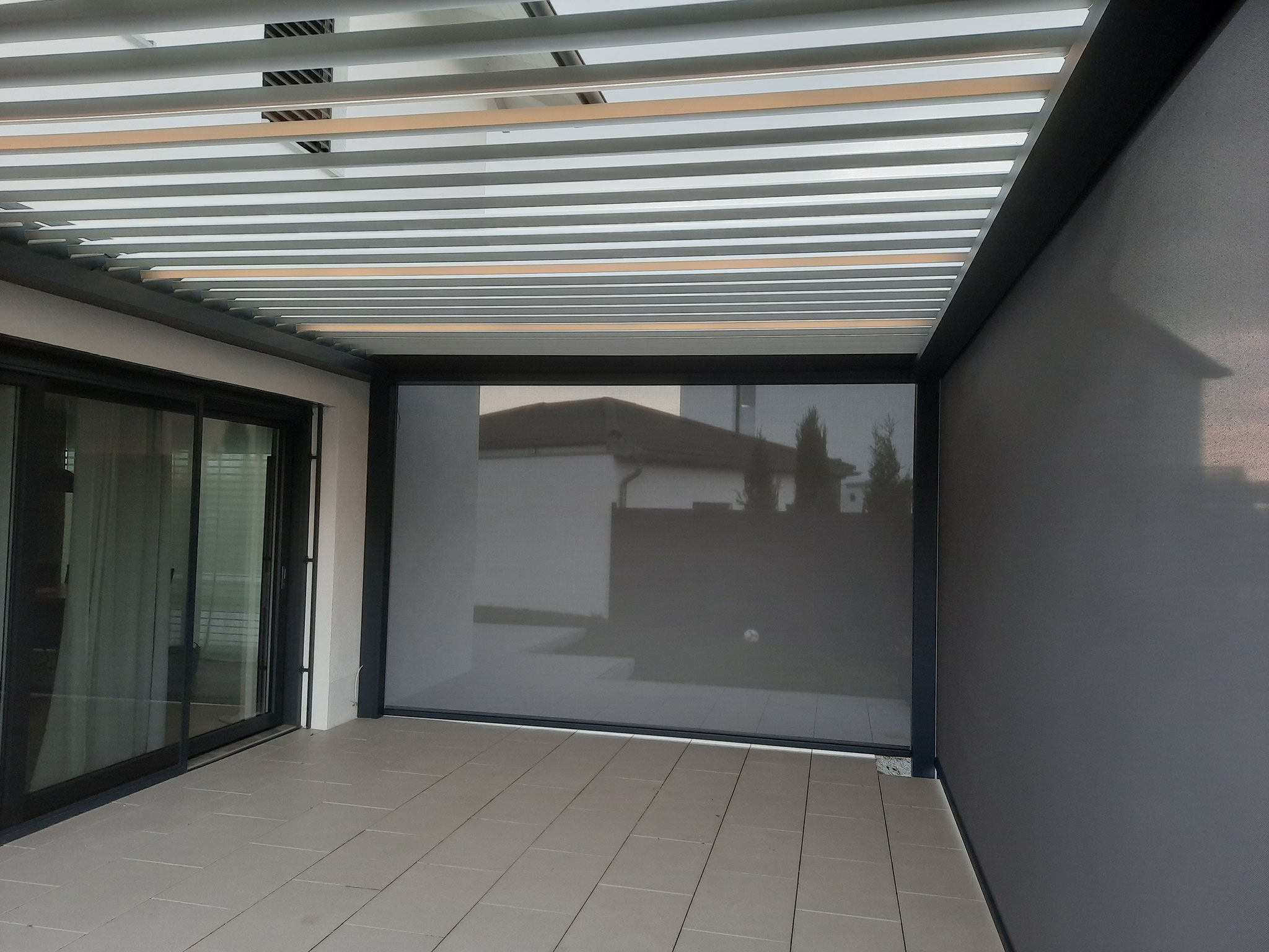 Terrassendach Aluminium in anthrazit mit hellen Lamellen in Kirchroth Straubing