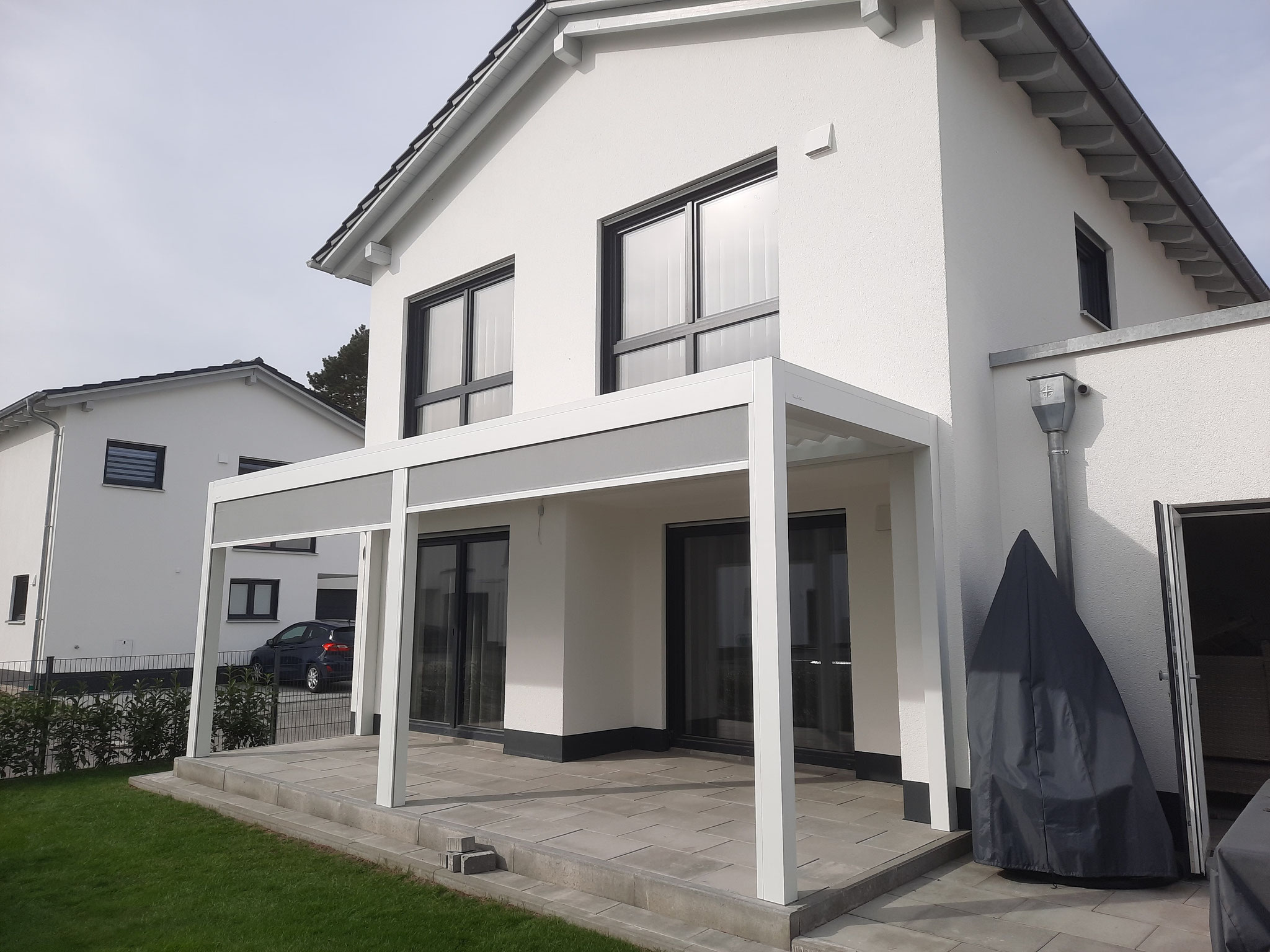 Terrassenüberdachung, wetterfest, Beschattung mit Lamellen