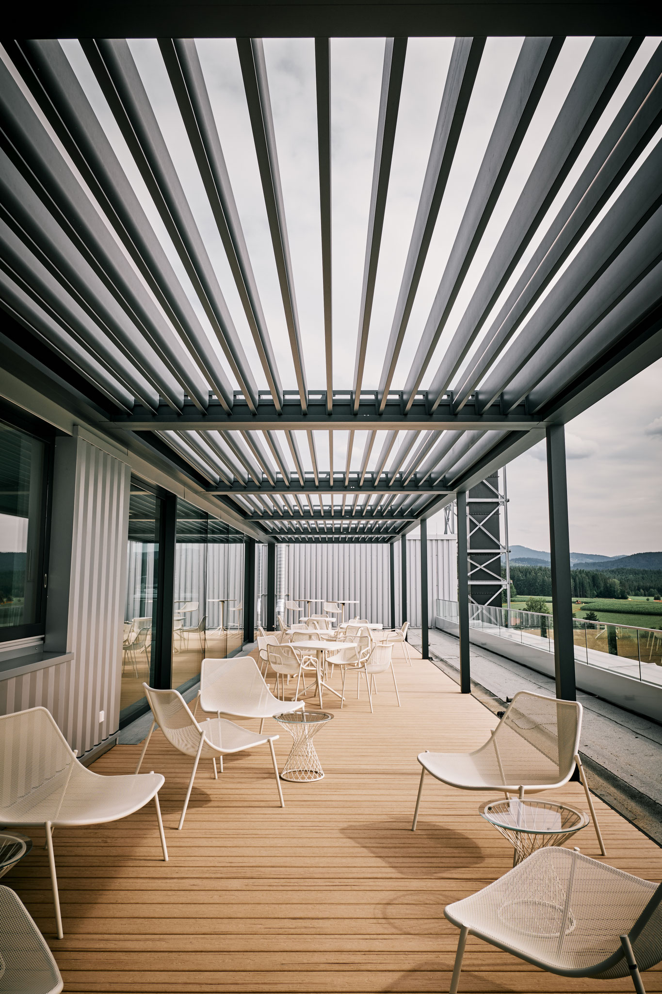 Lamellendächer erzeugen große Terrassenüberdachung, wasserdicht, ganzjährig nutzbar