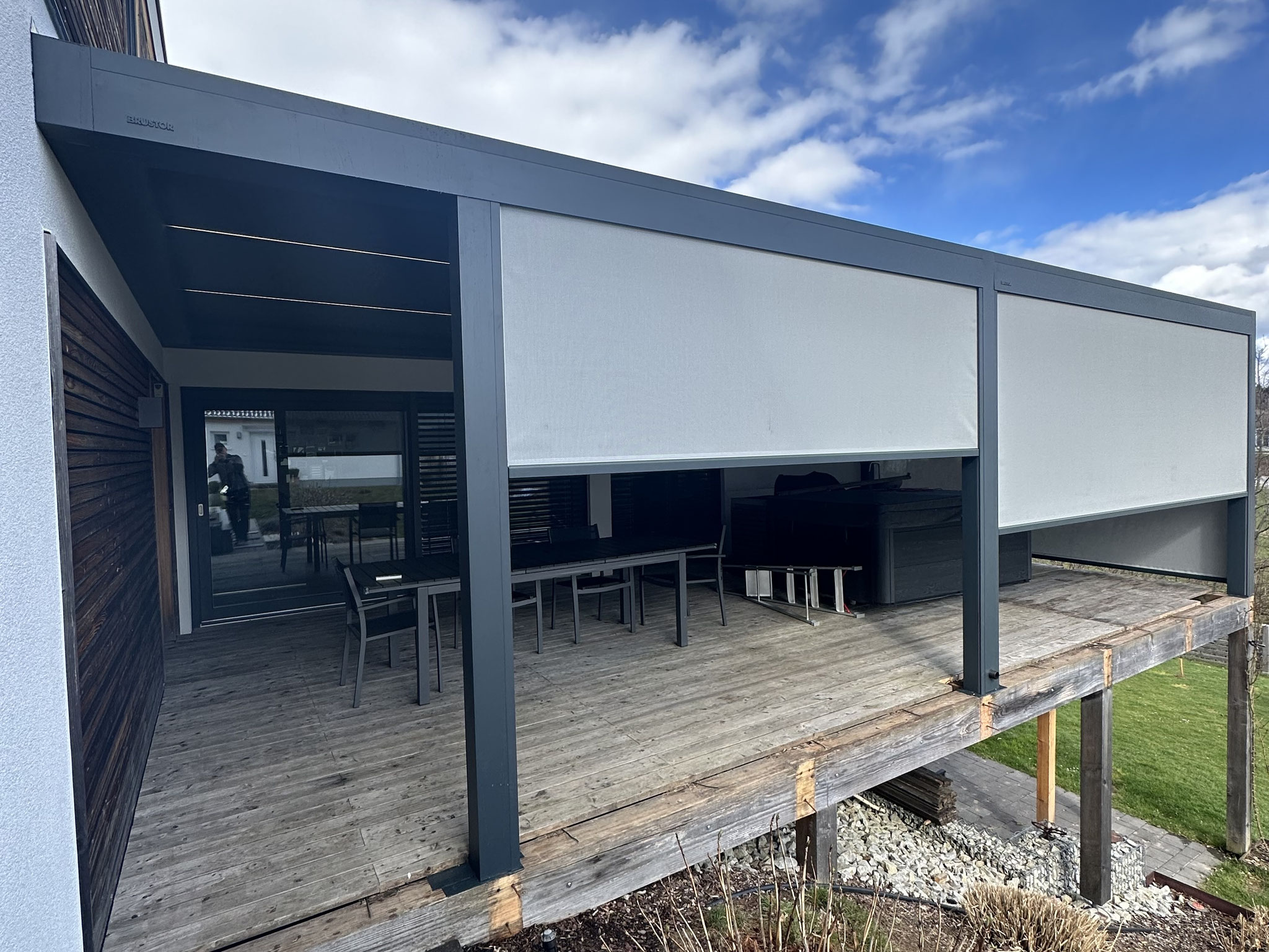 Terrassenüberdachung aus zwei Lamellendächern in Freyung Grafenau