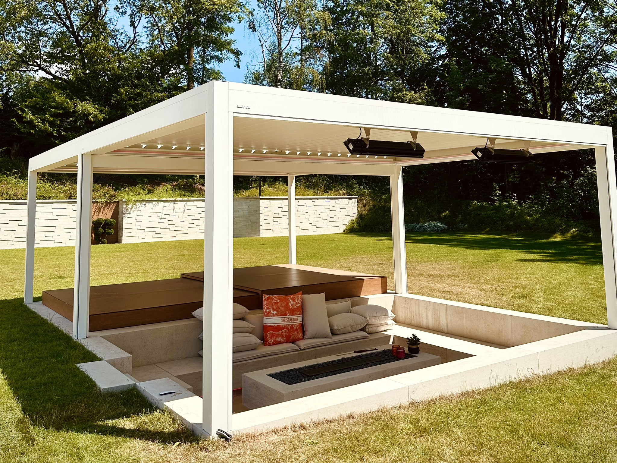 freistehende große Pergola mit Lamellen im Garten 