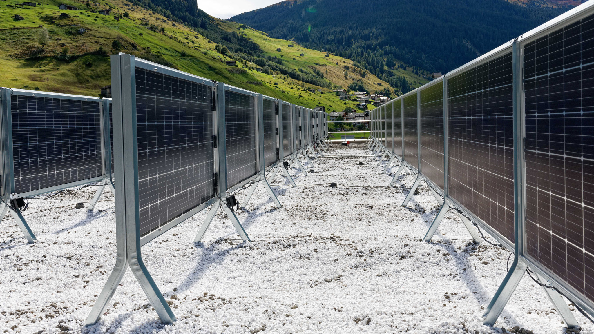 Weiss beschichtete Untergrund erhöht Albedo-Effekt im Sommer
