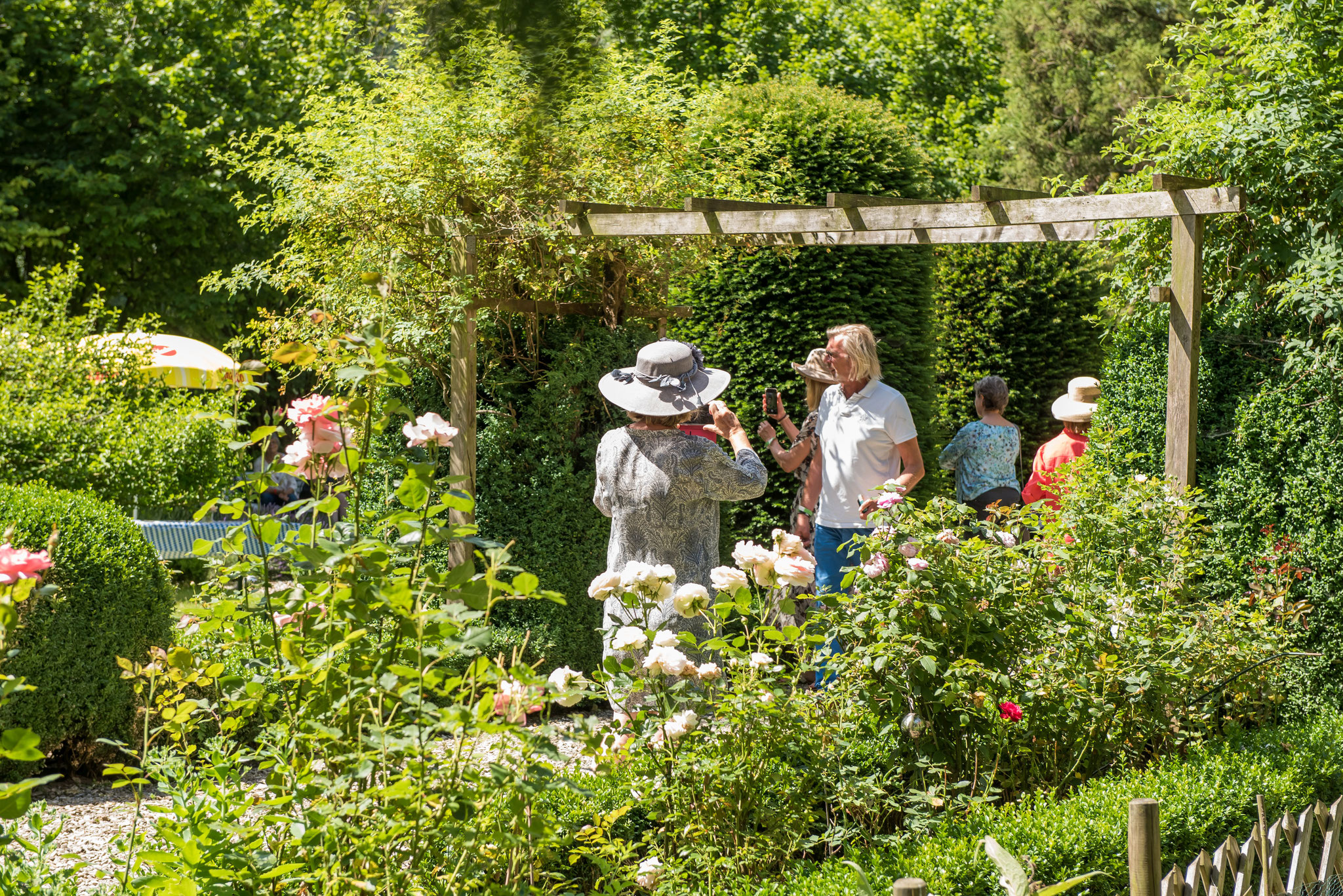 Gäste im Garten Altes Forstamt