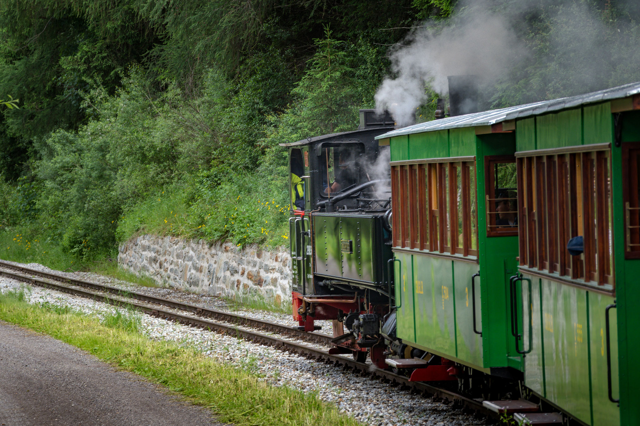 Es schnaubt und zischt, wenn die Schmalspurbahn auf nur 760 mm breiten Schienen schwankend und ruckelnd mit Volldampf von Mauterndorf nach St. Andrä fährt.