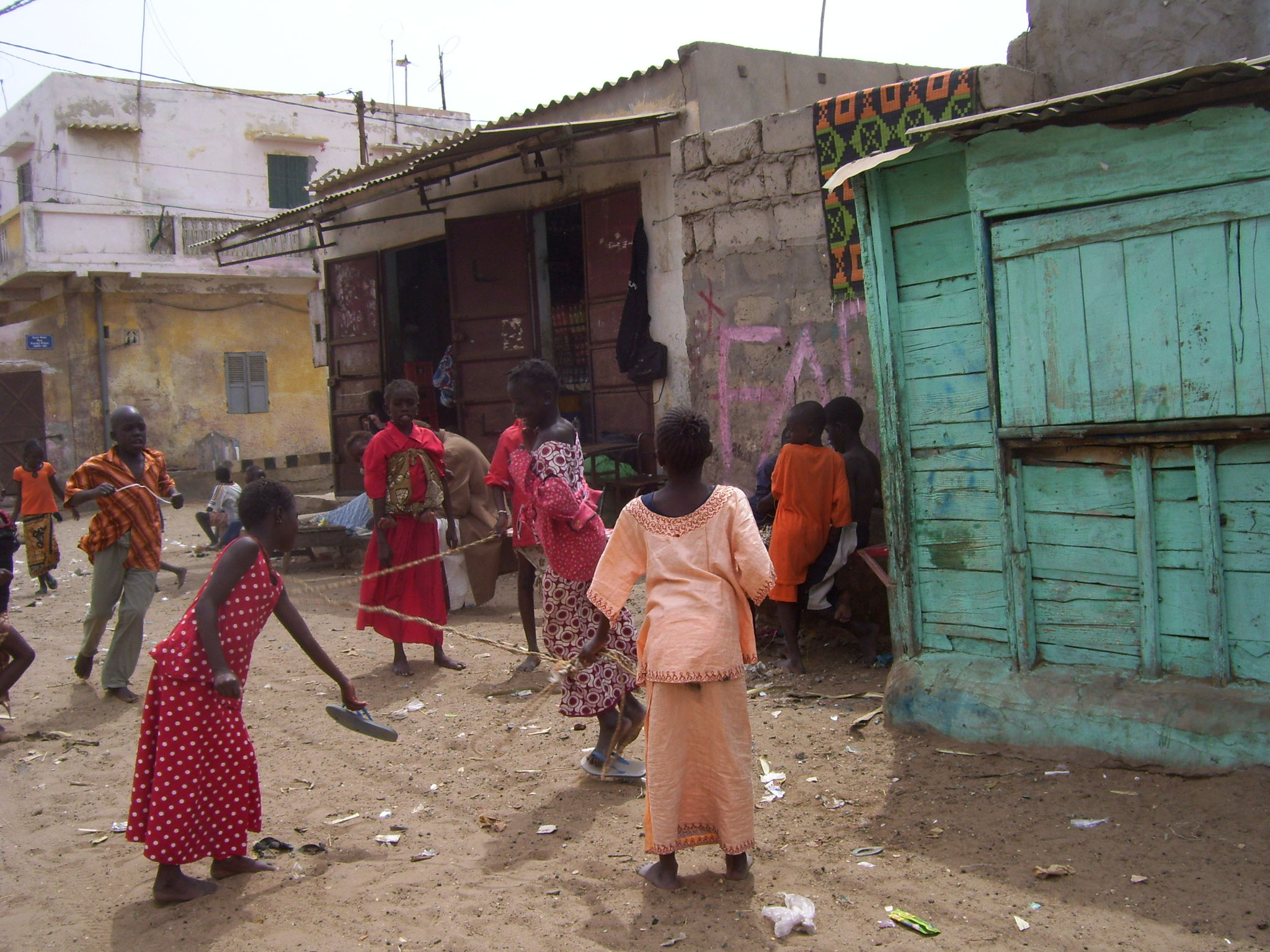 Kinder beim Spielen auf der Straße.