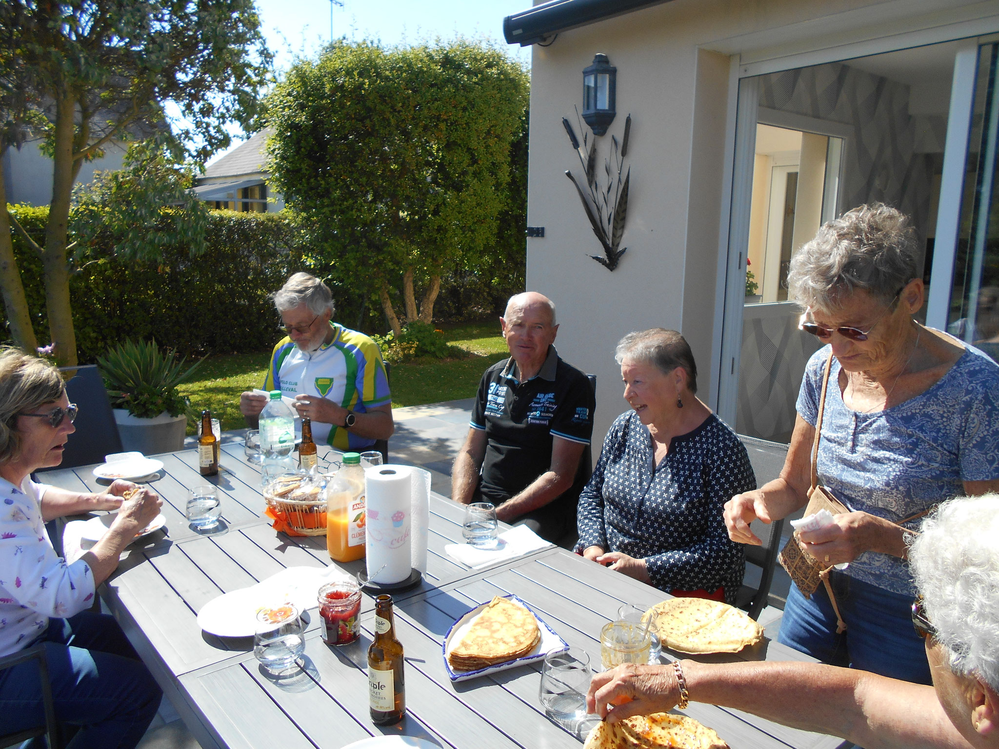 Dégustation de crêpes bretonnes préparées par l'épouse de Michel