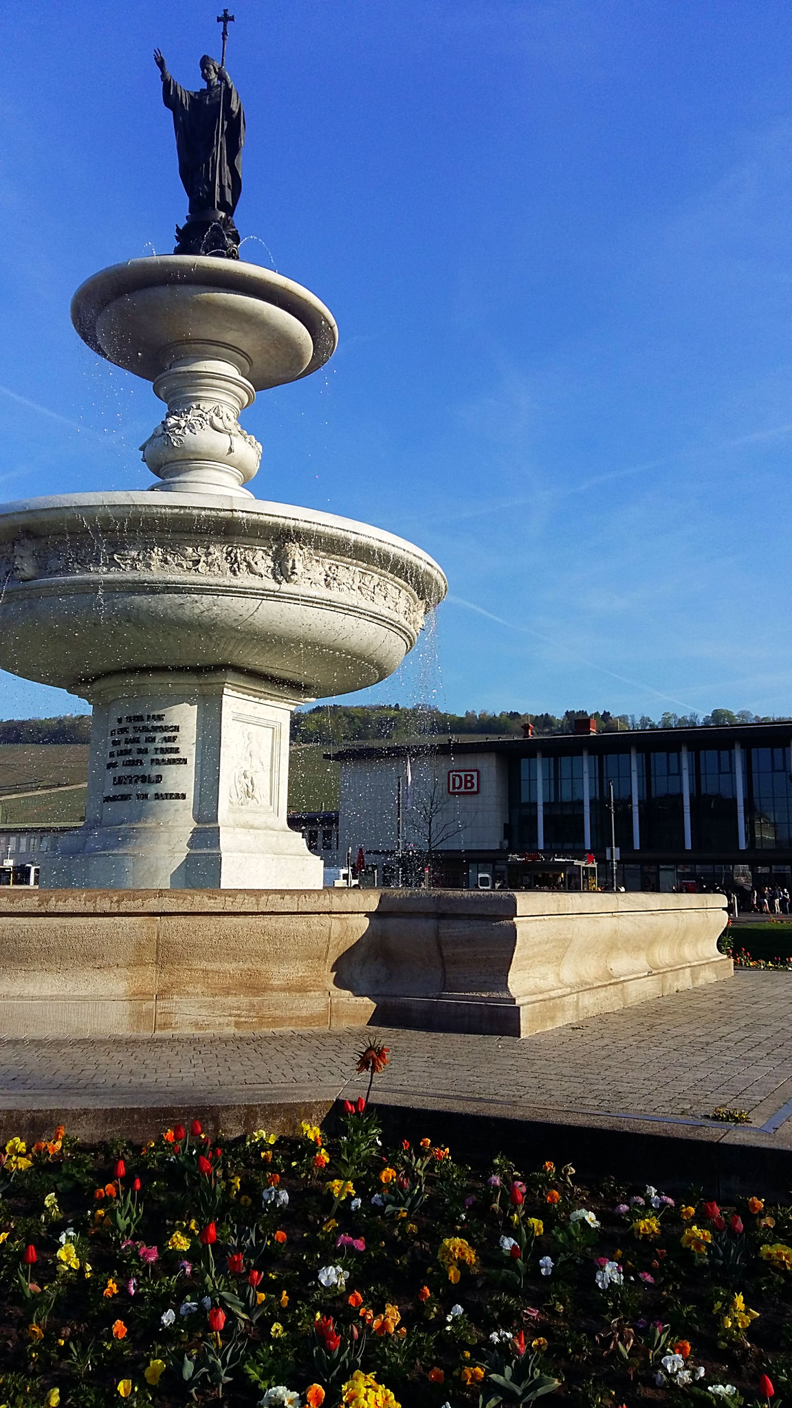 Vor dem Würzburger Bahnhof