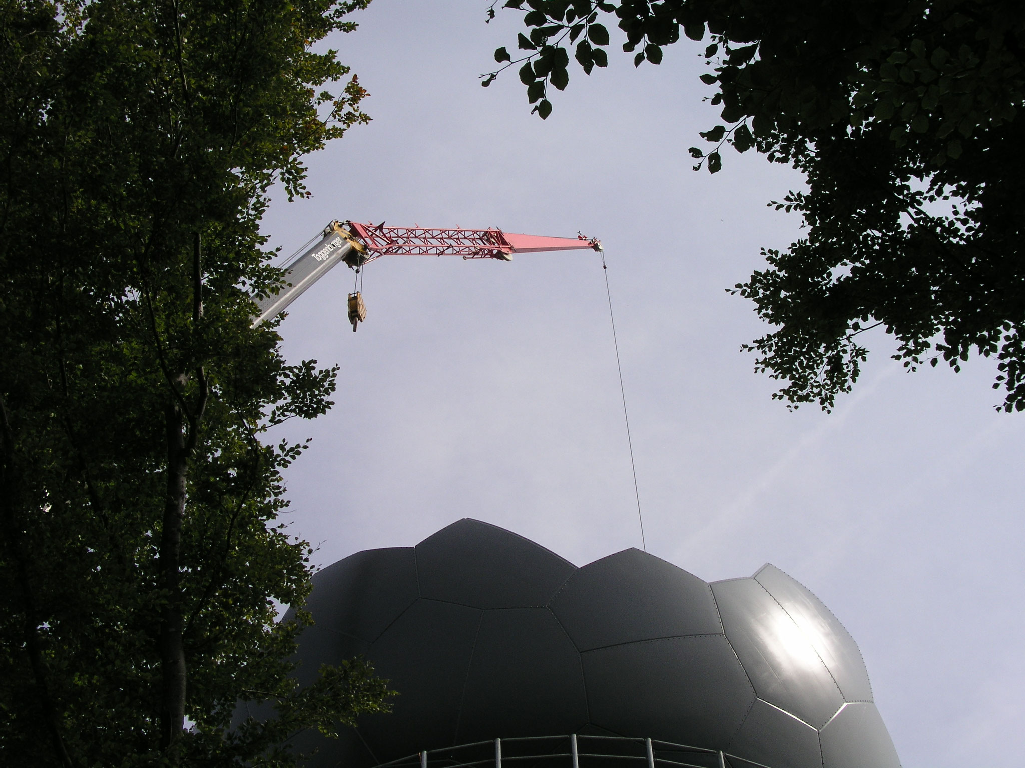 2006::121 Fiberglaselemente (38mm dick) in 7 Formen werden mit 4877 Schrauben verbunden::ø17.5 m
