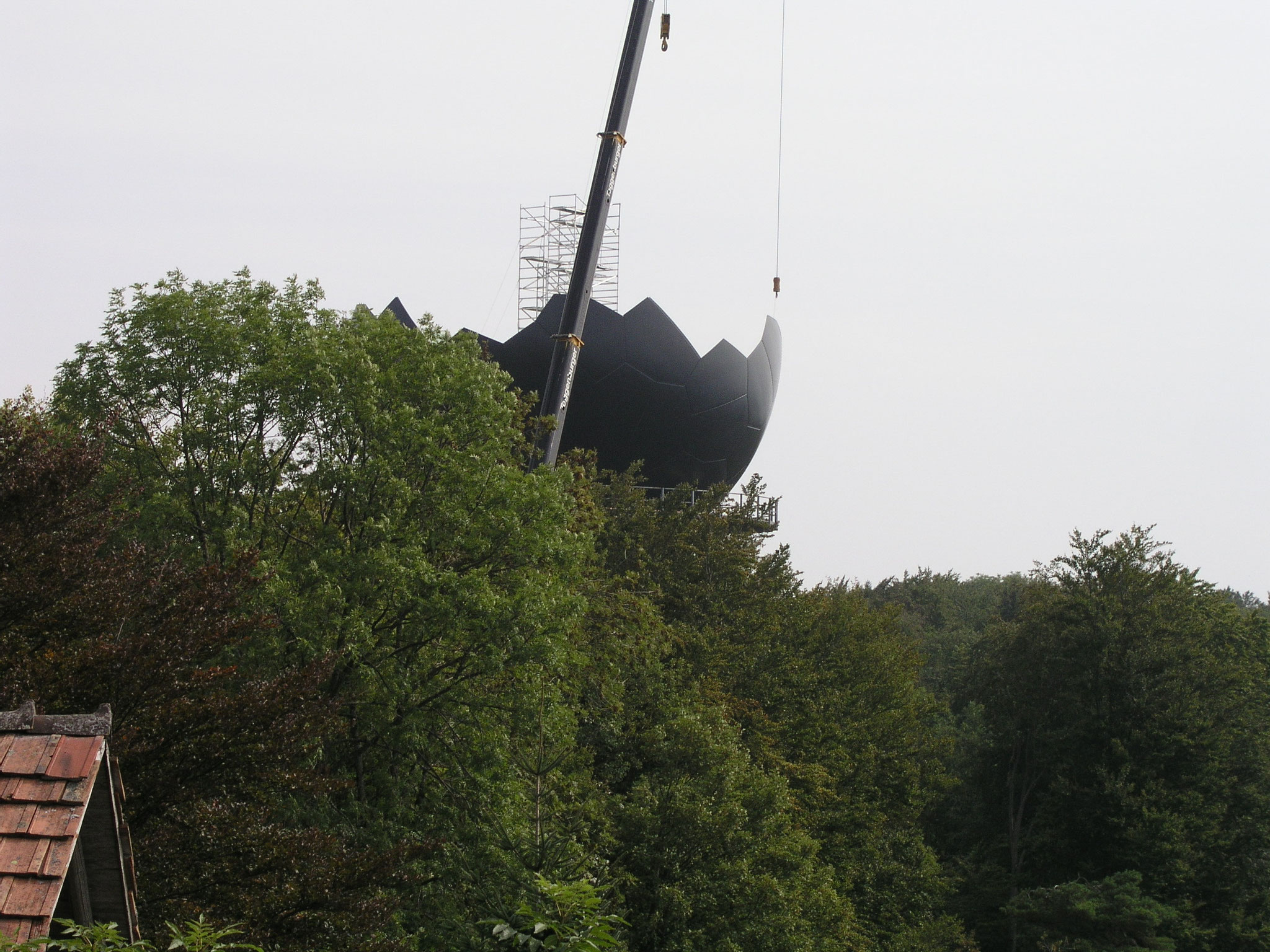 2006::Radar- und Radomersatz::Die neue Radomkugel nimmt Gestalt an