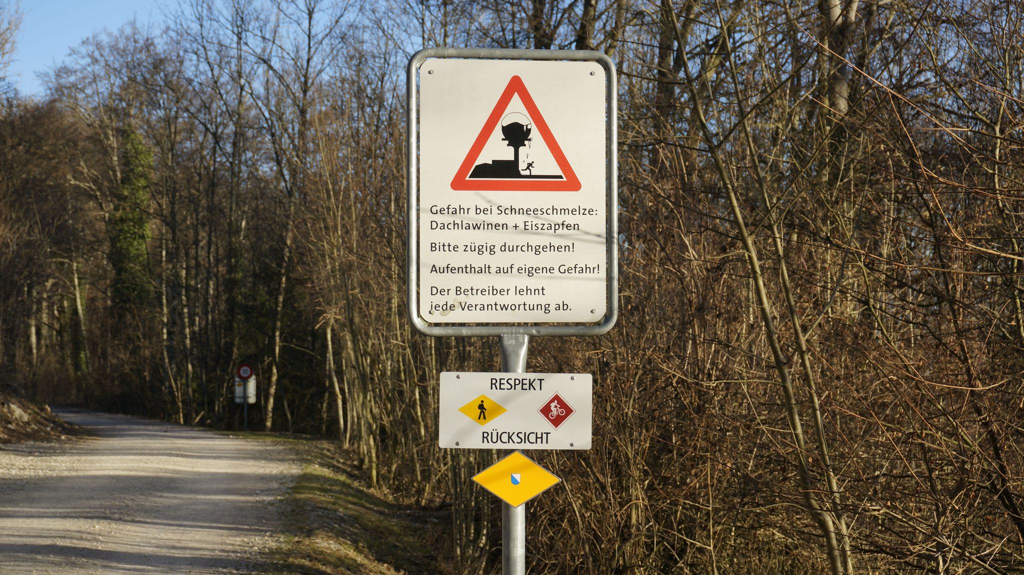 Warntafel am Wanderweg unter dem Radom