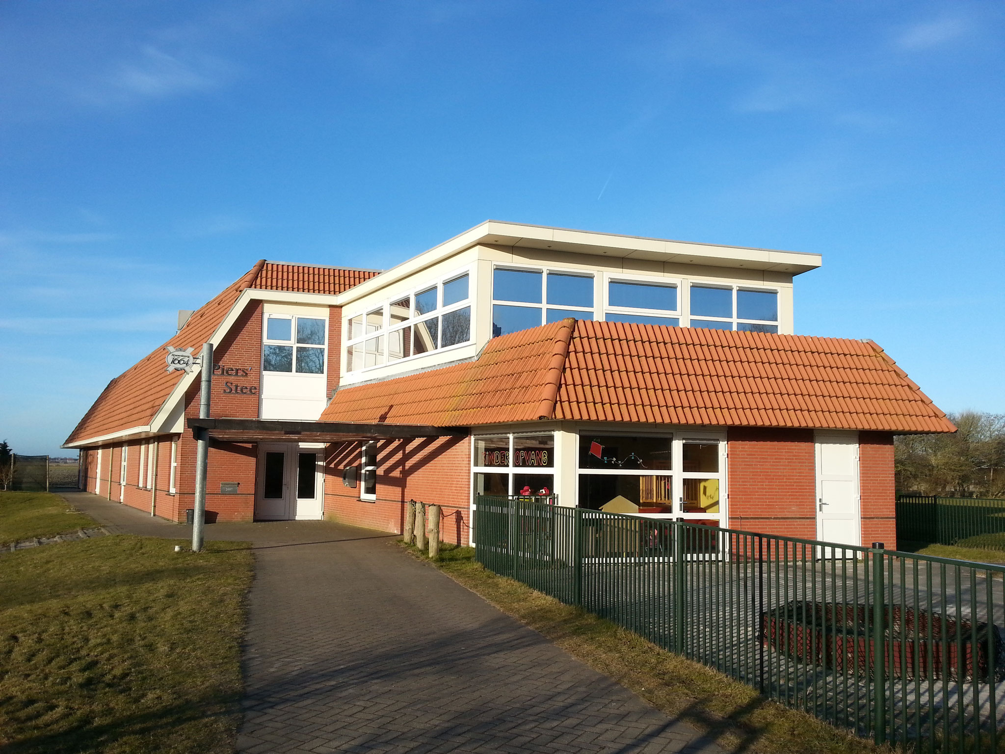 Entree van Piers' Stee, met zicht op de peuterspeelzaal (beneden) en Glêzen Seal (boven)