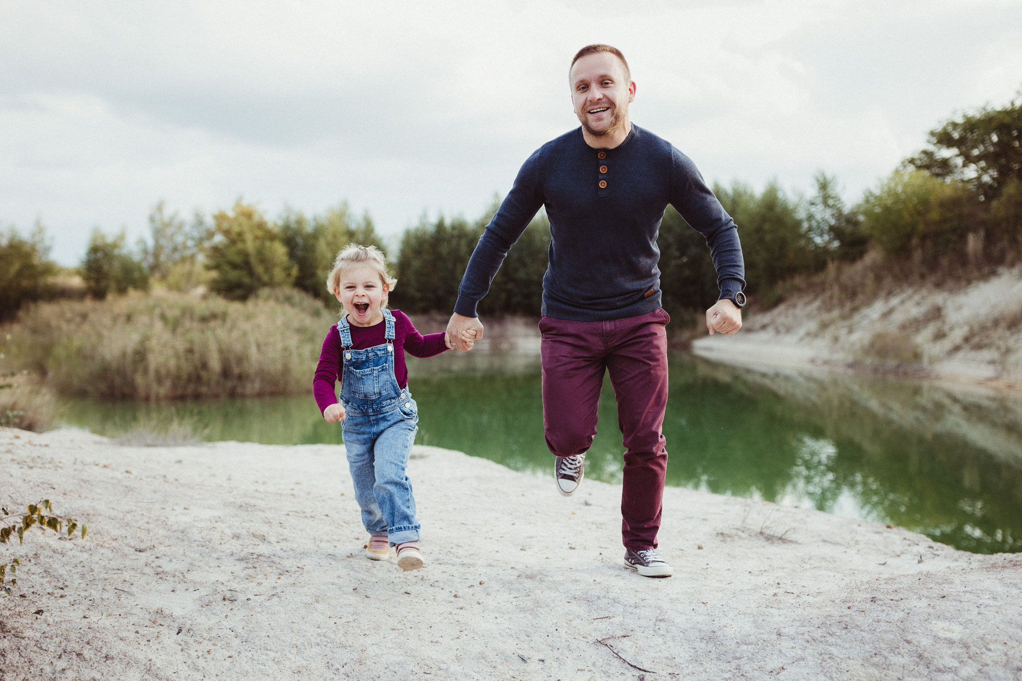 Papa und Tochter rennen fröhlich