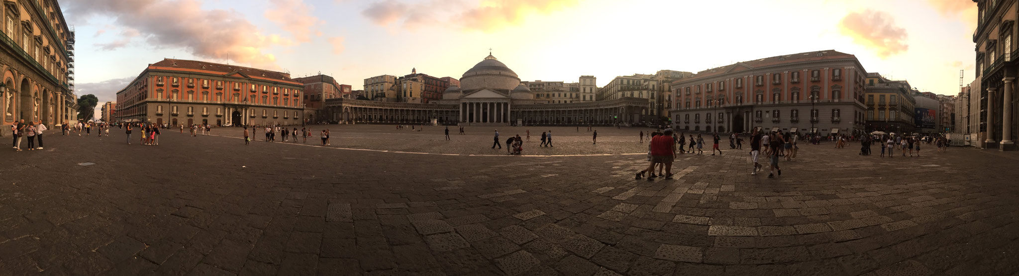 Napoli, Piazza Plebiscito