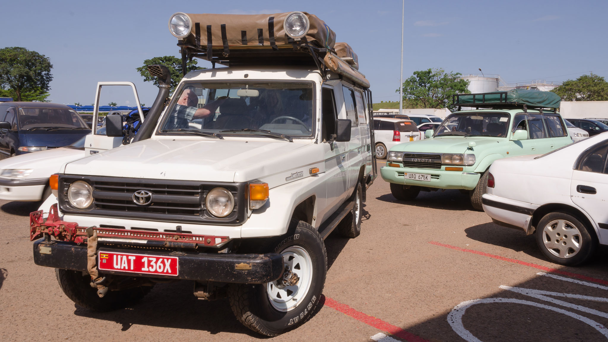 Übergabe der "Luxus"-Fahrzeuge am Flughafen in Entebbe