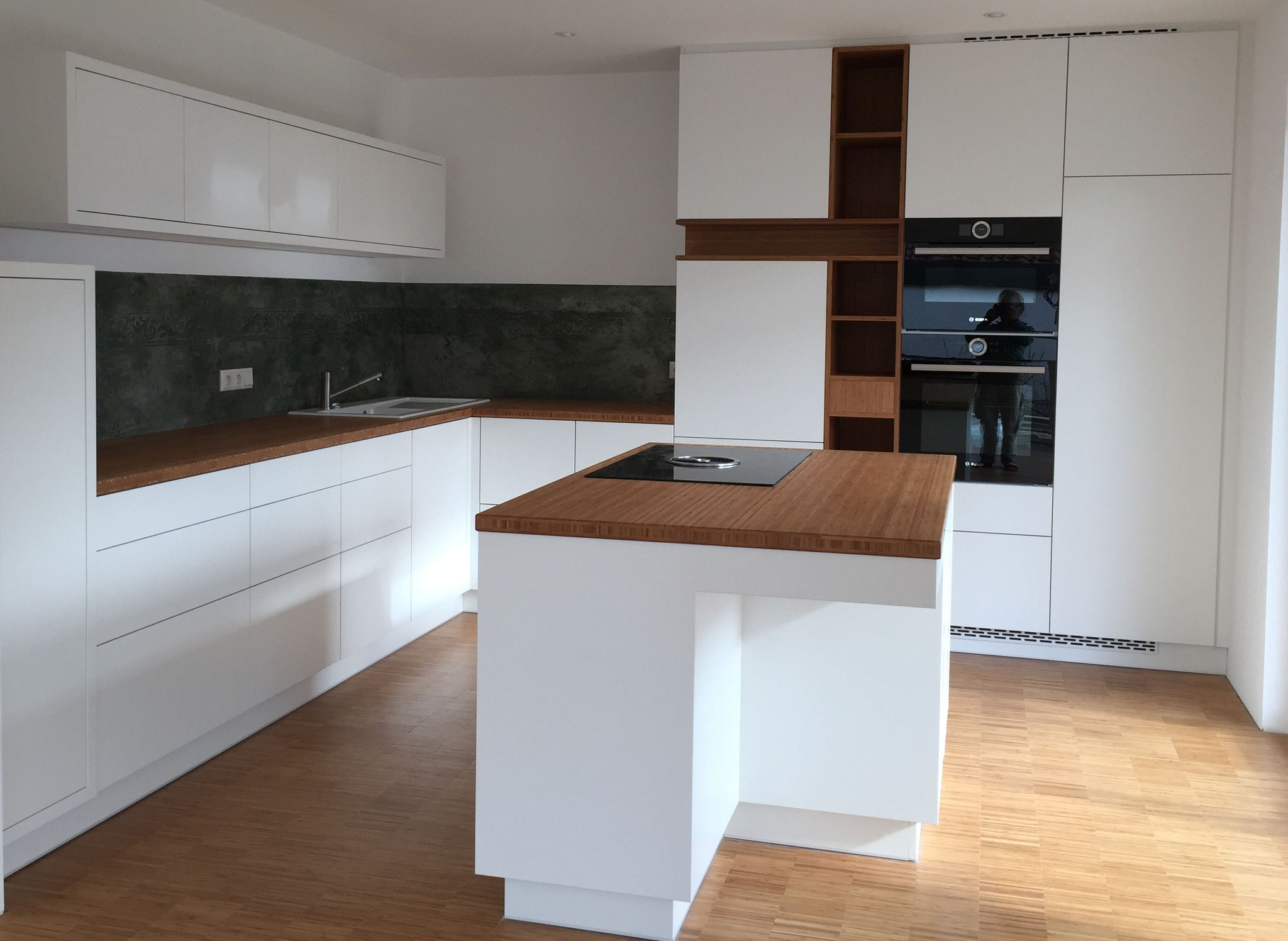 Einbauküche mit Kochinsel