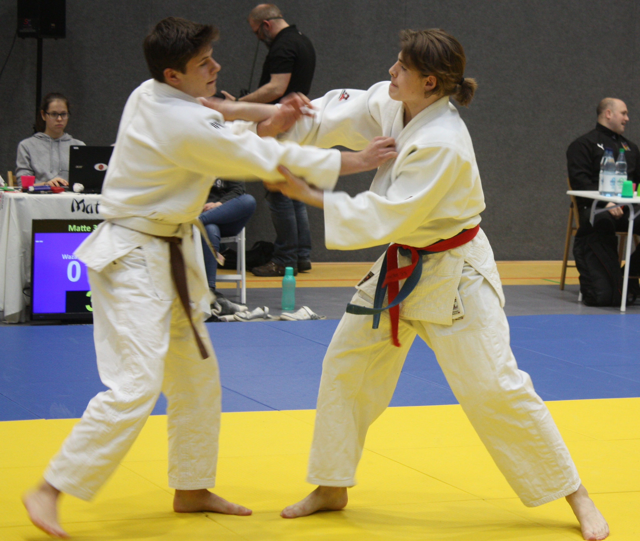 Martin Koschel re. im verbissenen Fight