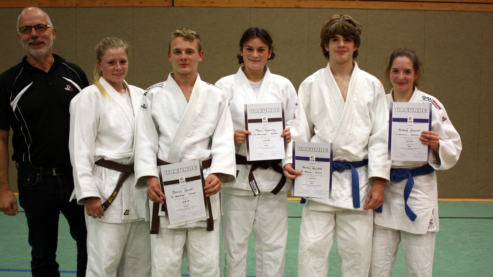 Die erfolgreichen Prüflinge mit Trainer und Prüfer Hartmut Schrage – von li. Chiara-Sue Pätzold als Partnerin, Daniel Gardt, Tessa Dobrocky, Martin Koschel, Michelle Koschel.