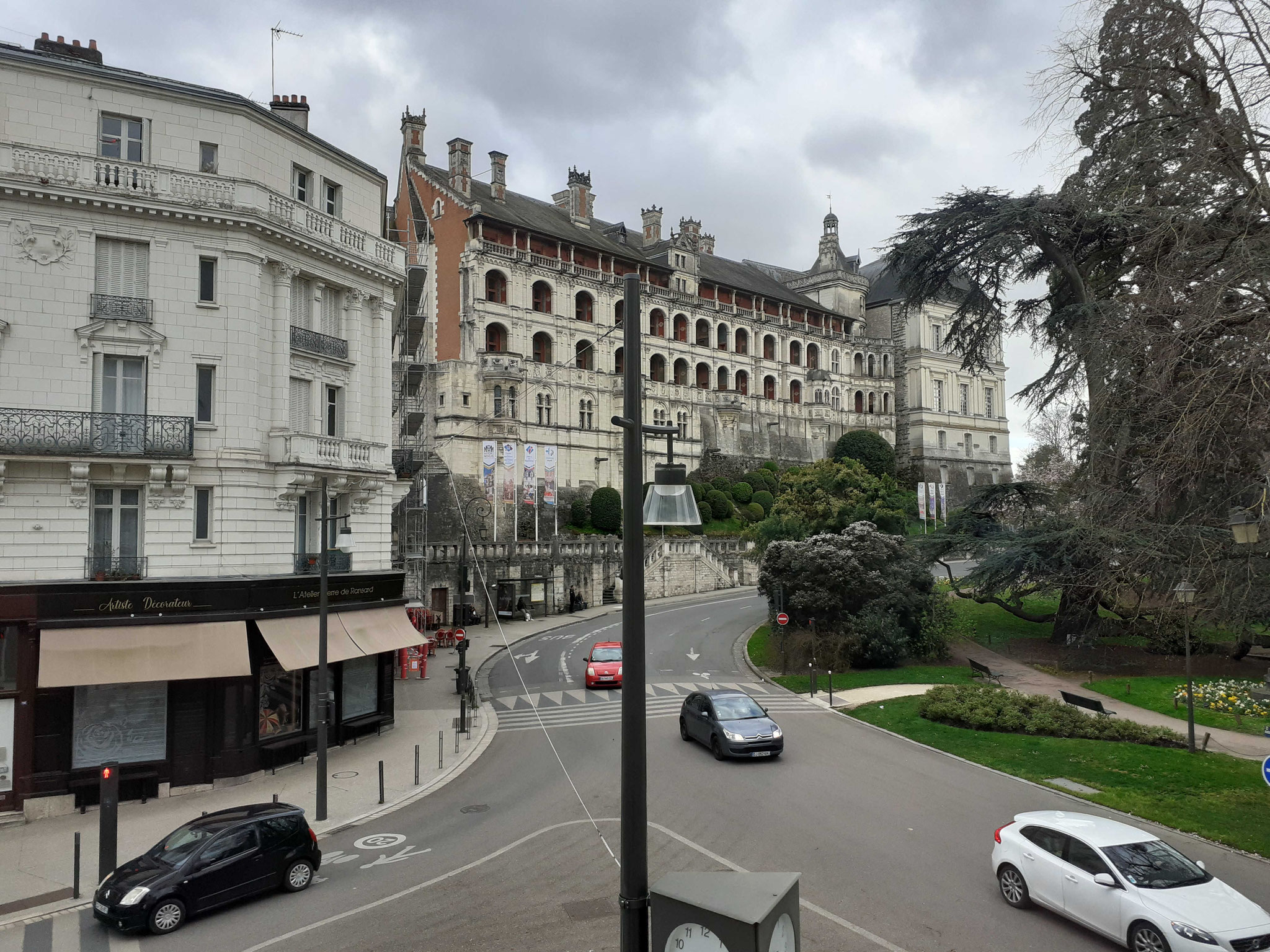 Le château vu de l'hôtel de France et de Guise