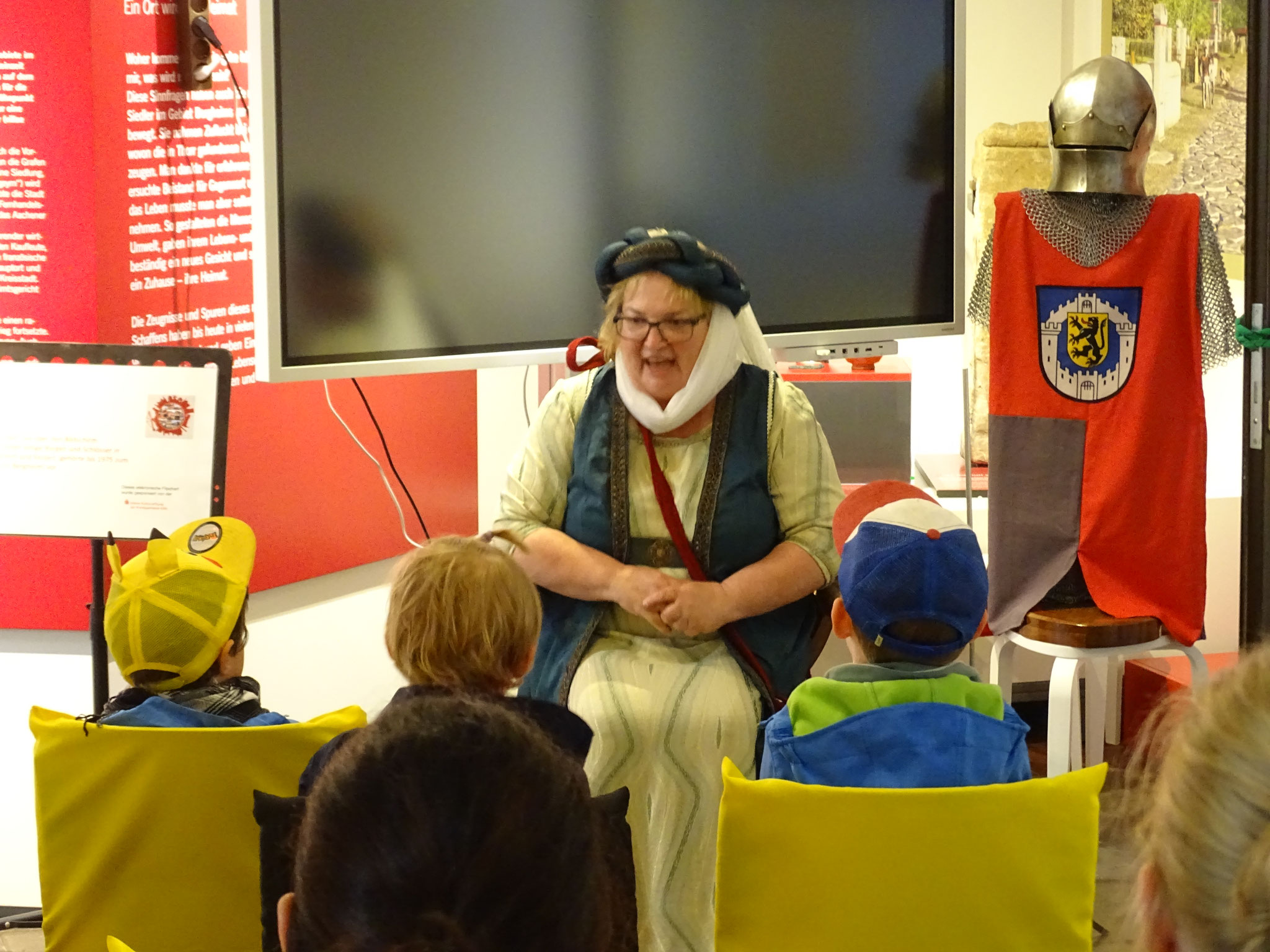 Zofe Brunhilde erzählte eine Sage nach der anderen.