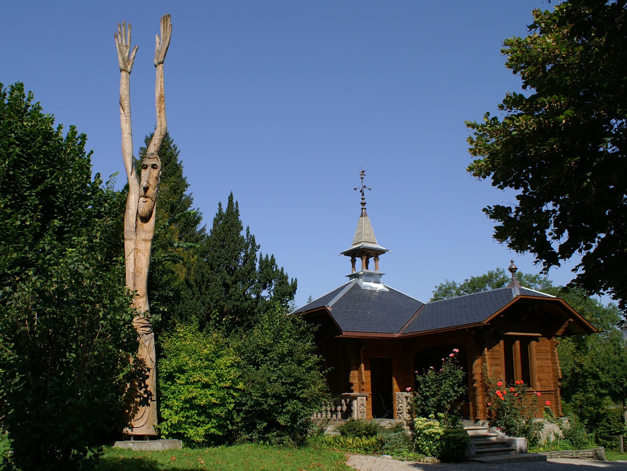 Das Gartenchalet kurz nach der Restaurierung, mit Skulptur "Lothar" von J.U. Steiger