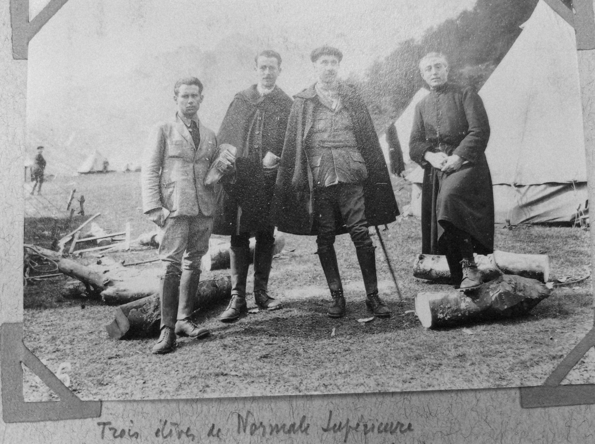 Père Antoine Dieuzayde avec 3 étudiants de Normale supérieure