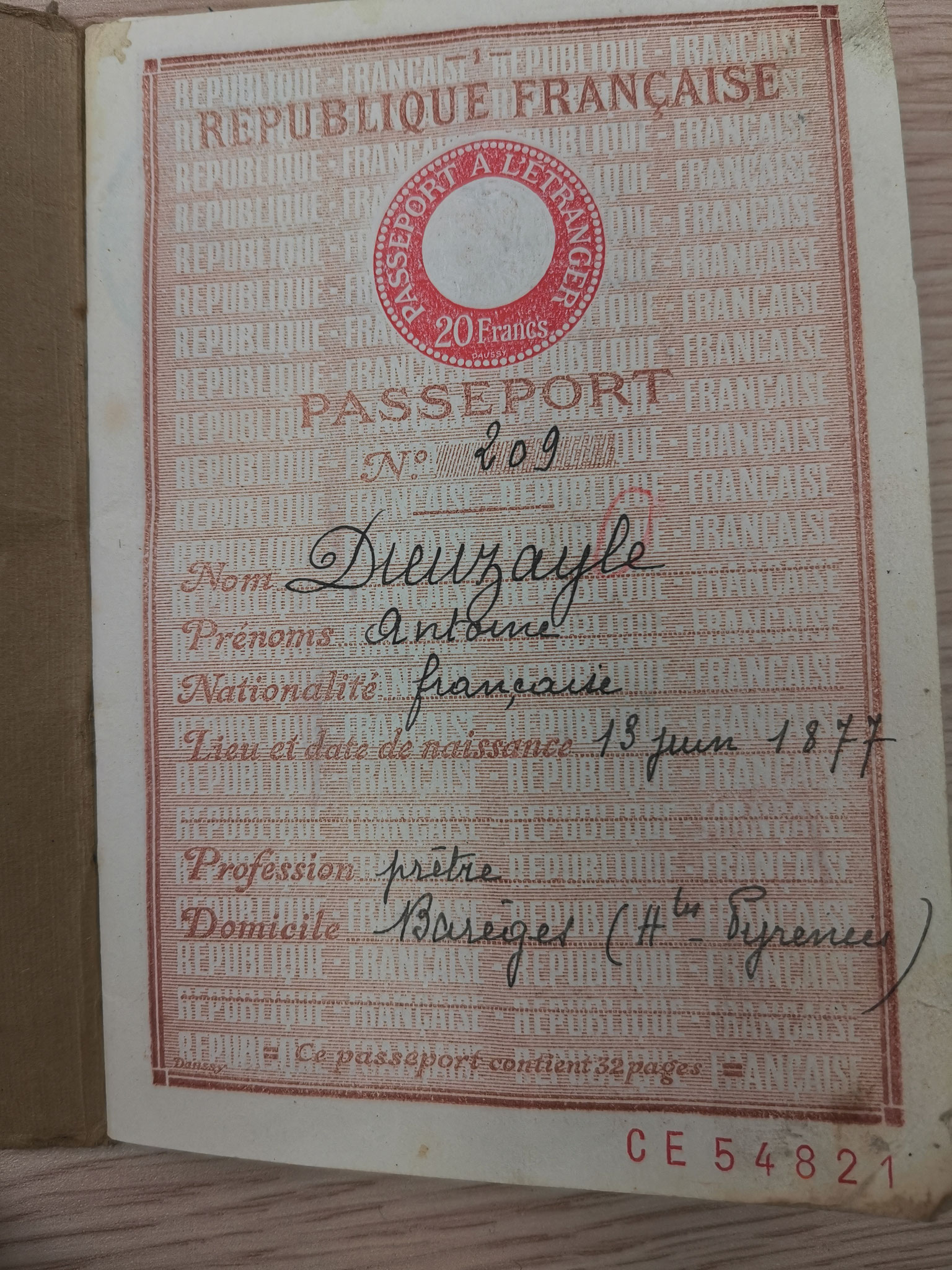 Passeport collectif délivré au Pére Dieuzayde pour une randonnée en Espagne