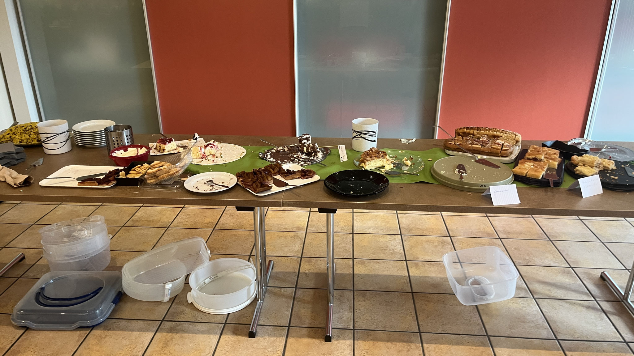 ... und auch diese Kuchen. gingen noch weg! Mit leerem Bauch ging niemand nach Hause!