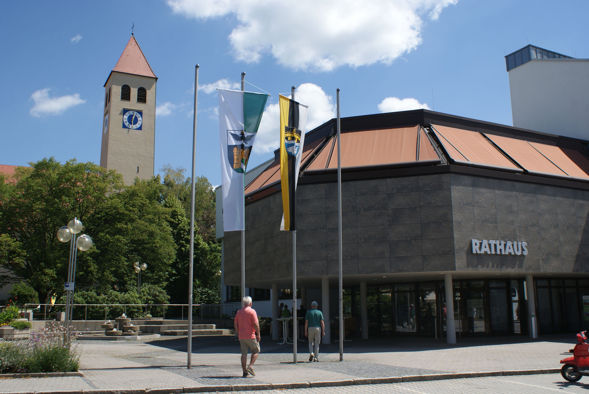 Vor dem Rathaus war auch die Straßer Fahne gehisst