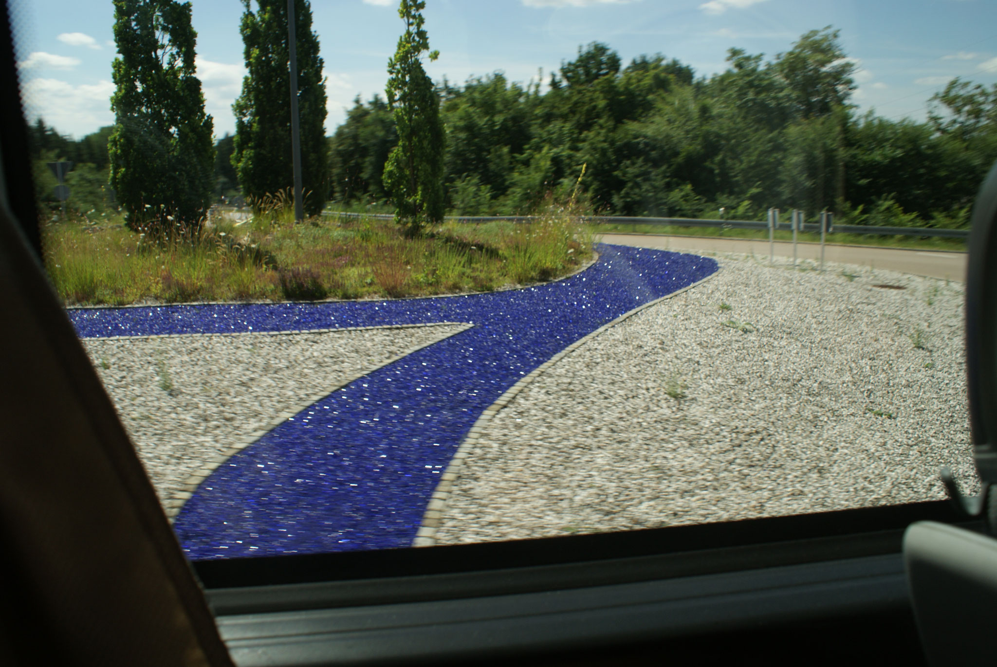Kreisverkehr: blaue Glasscherben symbolisieren den Zusammenfluss von Naab und Schwarzach