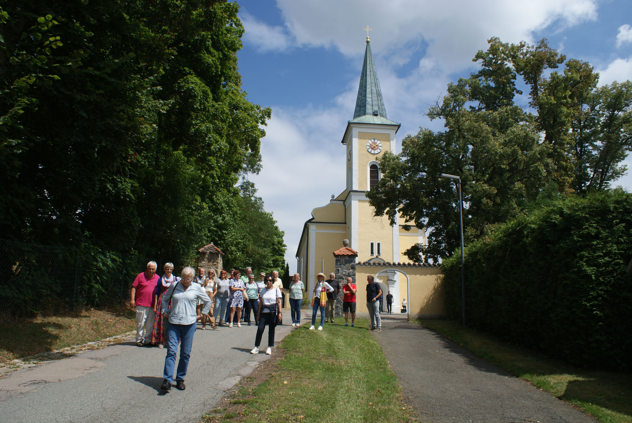 Ankunft bei der Kirche der Passionisten am Miesberg (Fotos: Walter Siment)