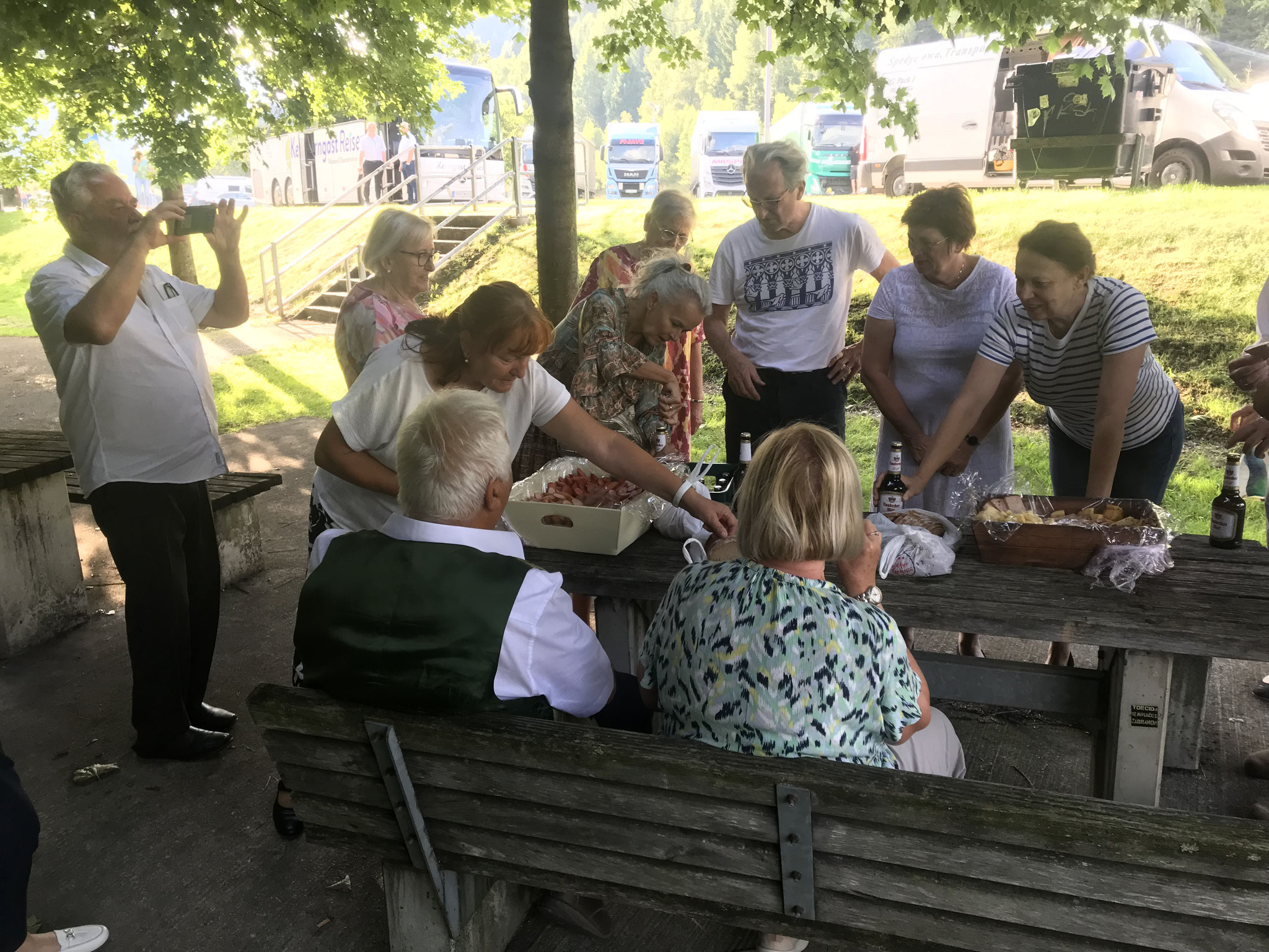 "Brotzeit" am Rastplatz  bei der Heimfahrt: Der "Bergchor St. Barbara" hat uns eine ausgiebige Jause mit auf die Reise gegeben.