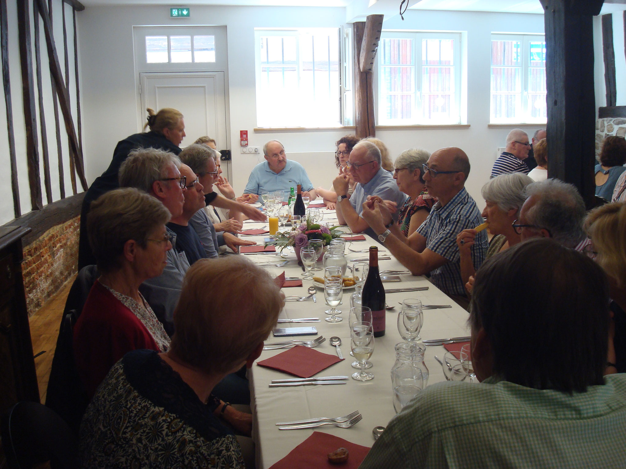 Au cours du repas dans le restaurant "Le cheval Rouge"