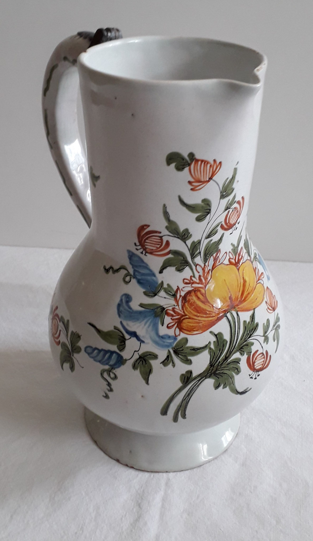 Pichet à la fleur jaune - vers 1775-1780 -  Haut. 24 : la fleur jaune dérive du décor à la rose jaune caractéristique de la production de la fabrique Fayard de Sinceny.                                                       