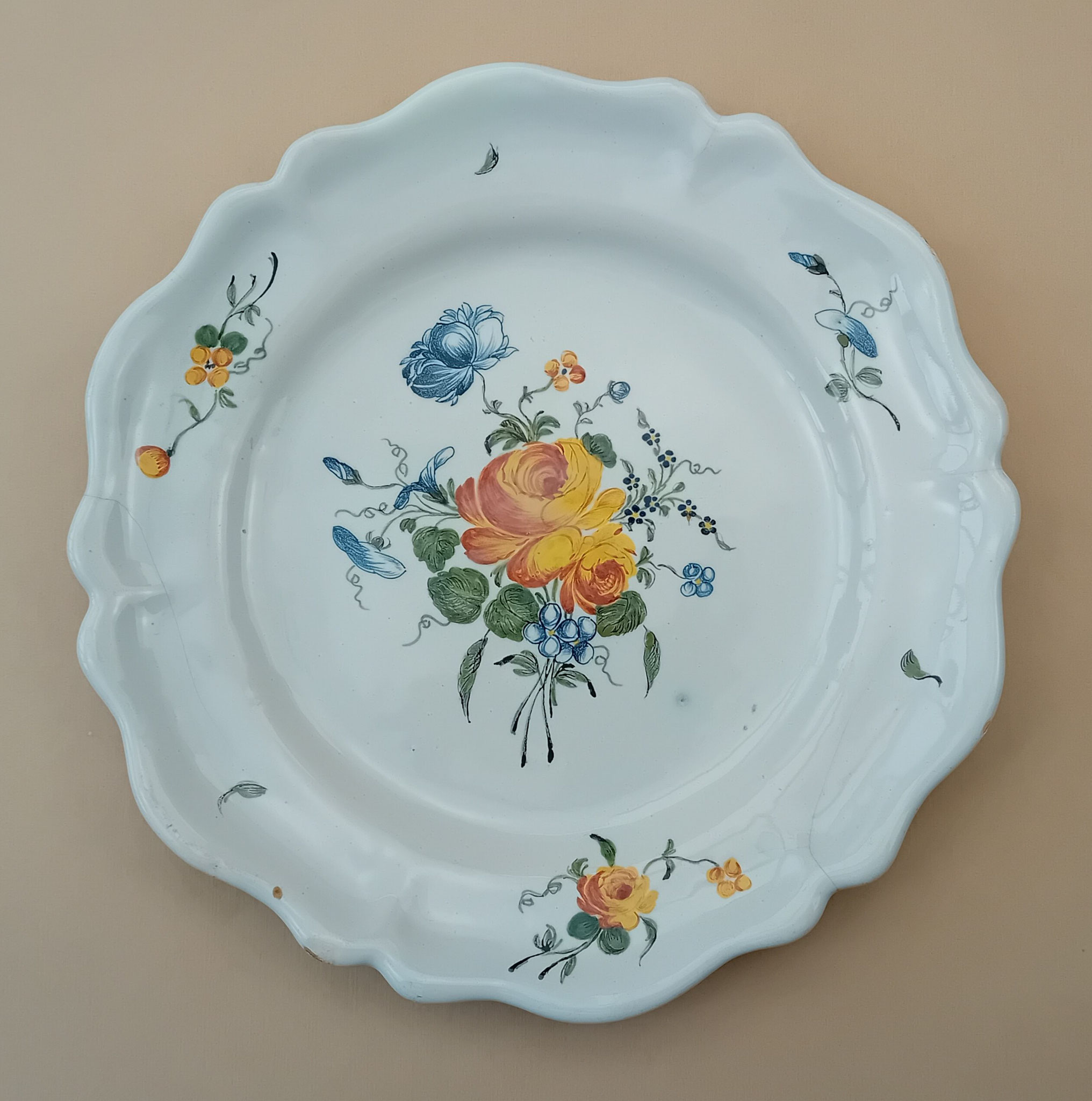Assiette à la rose jaune - Diam. 25 : le décor à la rose jaune a été créé à Sinceny par le dessinateur d'origine hollandaise Vanlerberghe.