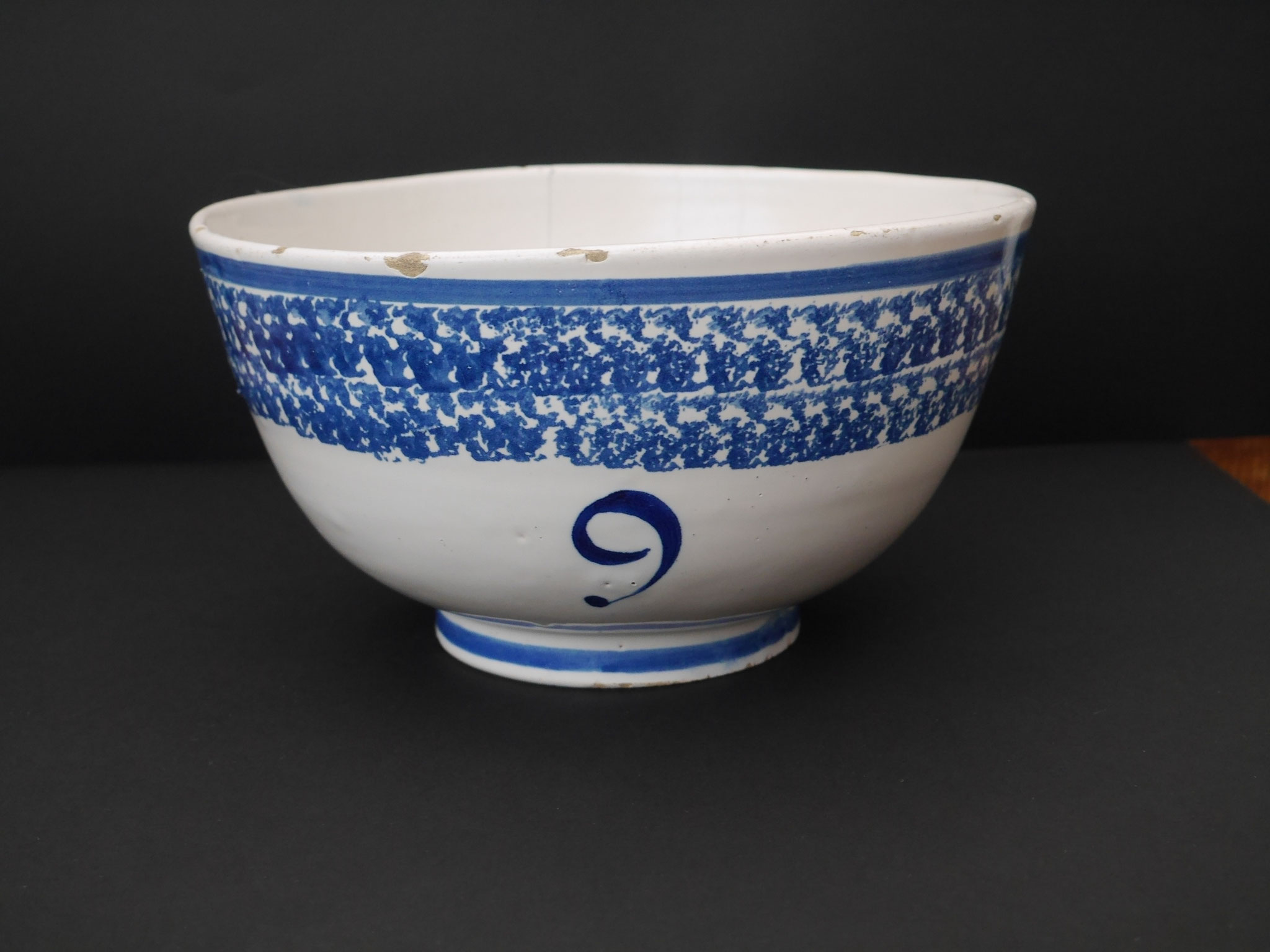 Mesure à solide N° 9 - Haut. 13 Diam. 24 : mesure avec bordure à l'éponge bleue.