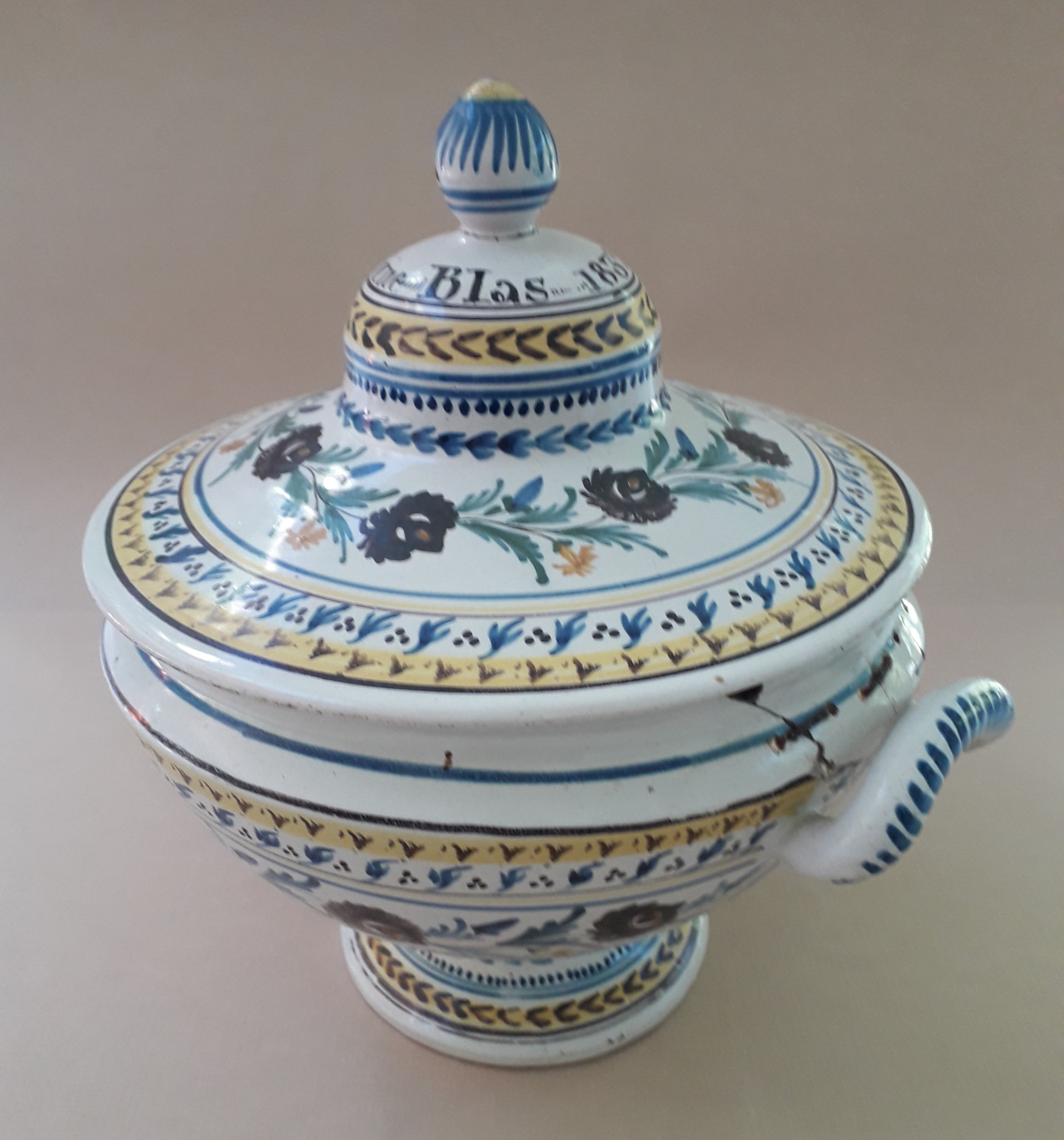 Soupière patronymique - Haut.27 Diam 24 : cette soupière de forme empire comporte un décor très fourni, floral, géométrique et patronymique "Antoine Blas".