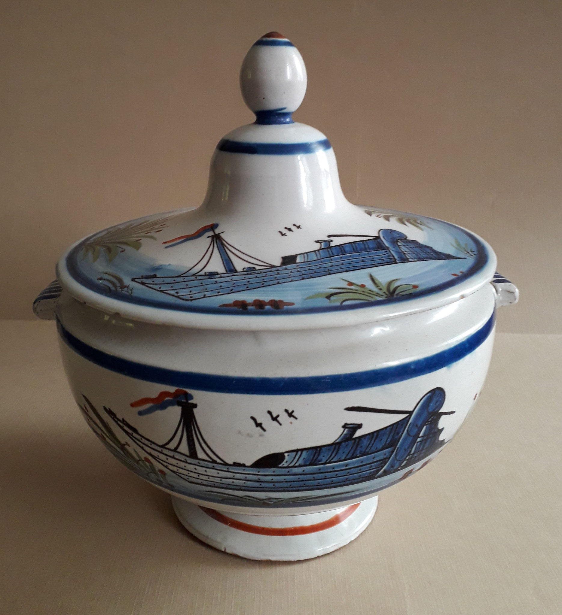 Soupière - Haut. 26 Diam. 23 : soupière aux bateaux de forme Empire mais polychrome. Les bateaux sont de grande taille et prennent toute la place dans le décor.