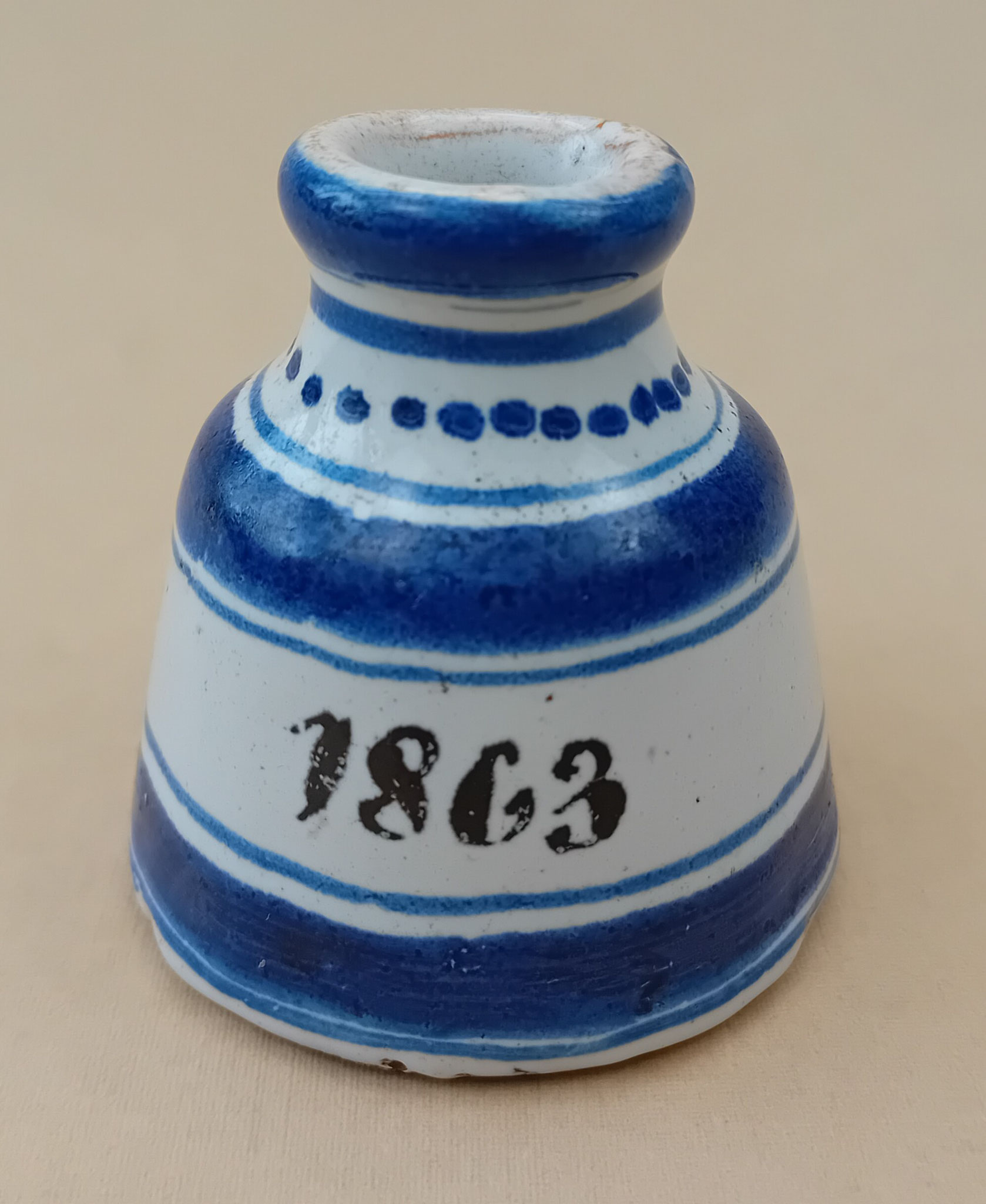 Bouteille à encre - Haut. 5.5 Diam. 5 : le décor se limite à des filets et à des points en bleu. Elle est datée de "1863"