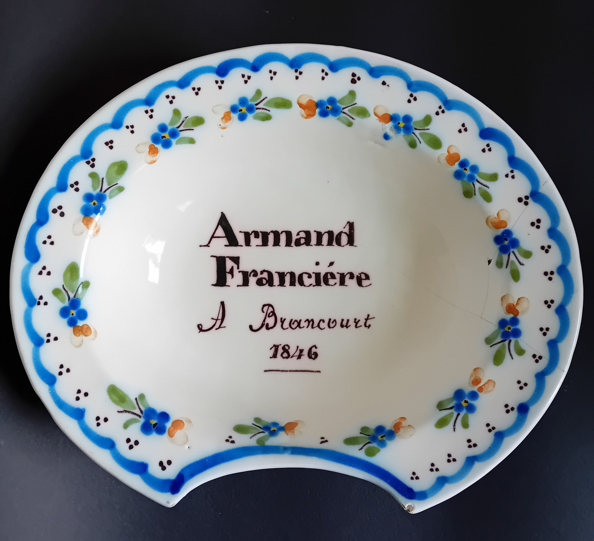 Plat à barbe - Long. 28.5 Larg. 21 Haut. 7 : barbier patronymique comporte la mention "Armant Franciére A Brancourt 1846".